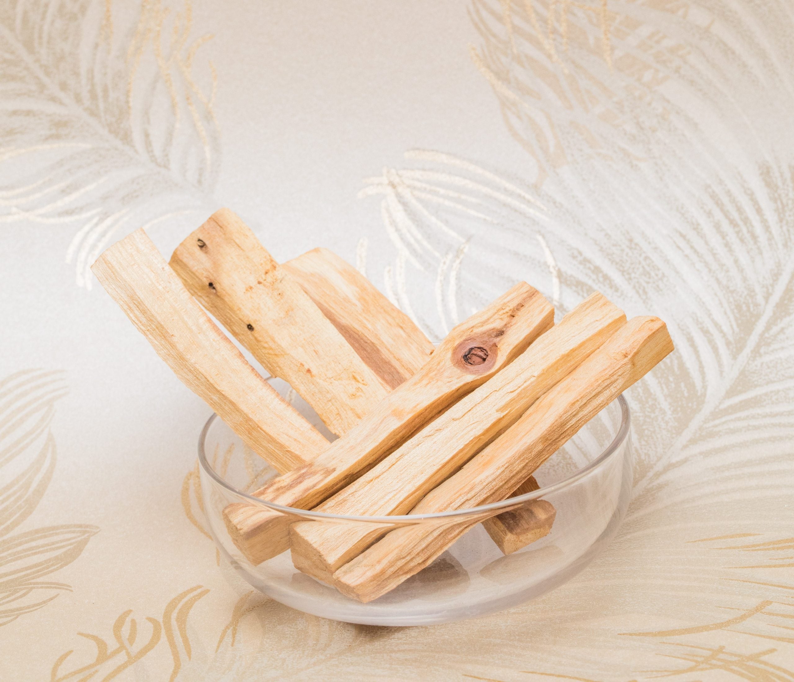 El Palo Santo es utilizado por los chamanes de los Andes y de la selva amazónica para sus ceremonias y rituales, y en general como un incienso natural para meditación, purificación y remedio espiritual para armonización. Su exquisita fragancia y propiedades crean una atmosfera pacífica y placentera.\nPrecio por unidad