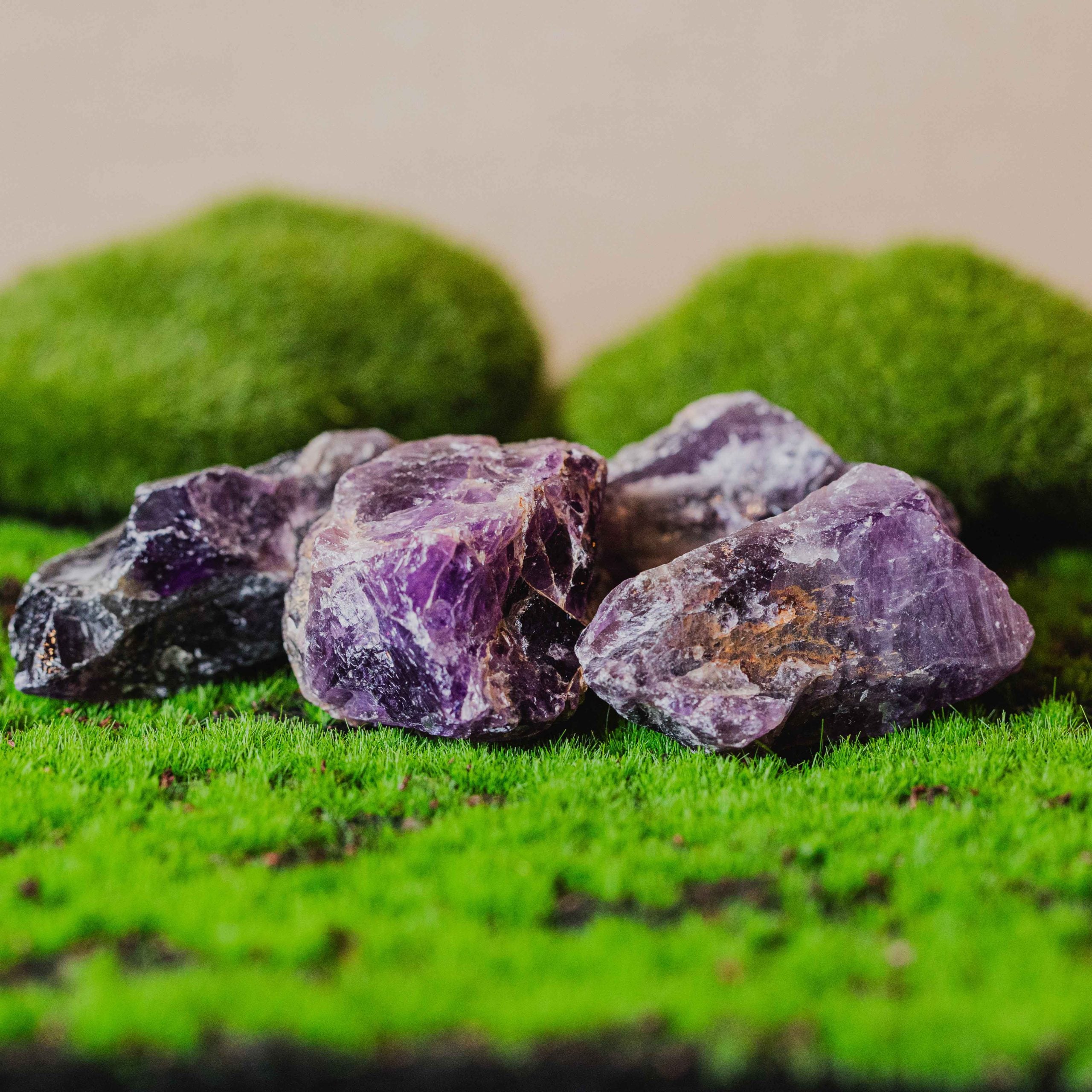 Amatista en bruto, sin tratar. Tamaño: de unos 8 a 15mm, el tamaño puede variar según el mineral. Las piezas que se entregarán son similares a las de la fotografía.\n\nPrecio por unidad
