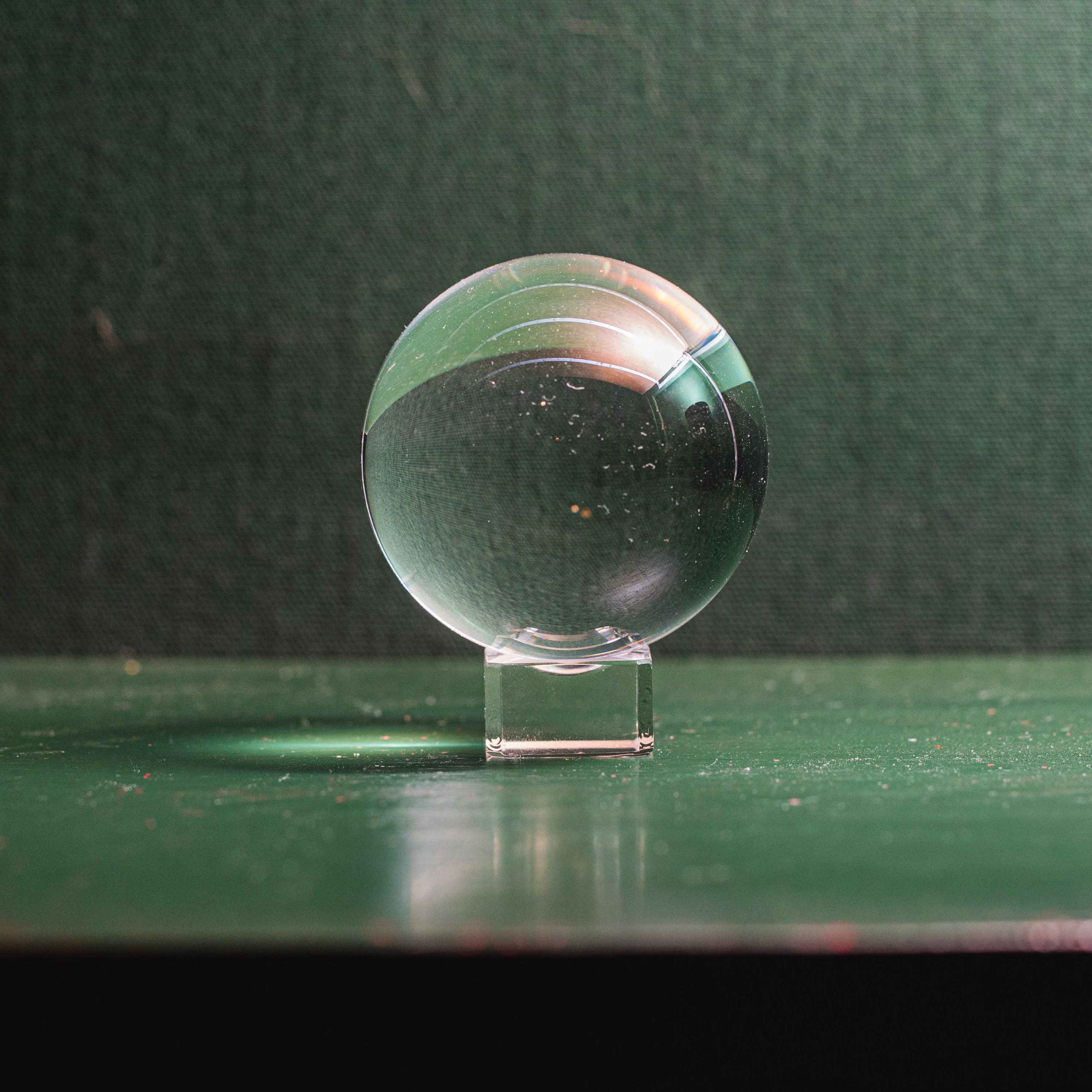 Mirar la bola de cristal puede ser un arte misterioso, pero también una forma de aprender a concentrarse. La bola de cristal mágica se ha utilizado durante siglos para acceder a conocimientos místicos. Según la tradición, una bola de cristal lisa sirve para «contemplar» o «ver con claridad». Soporte no incluido