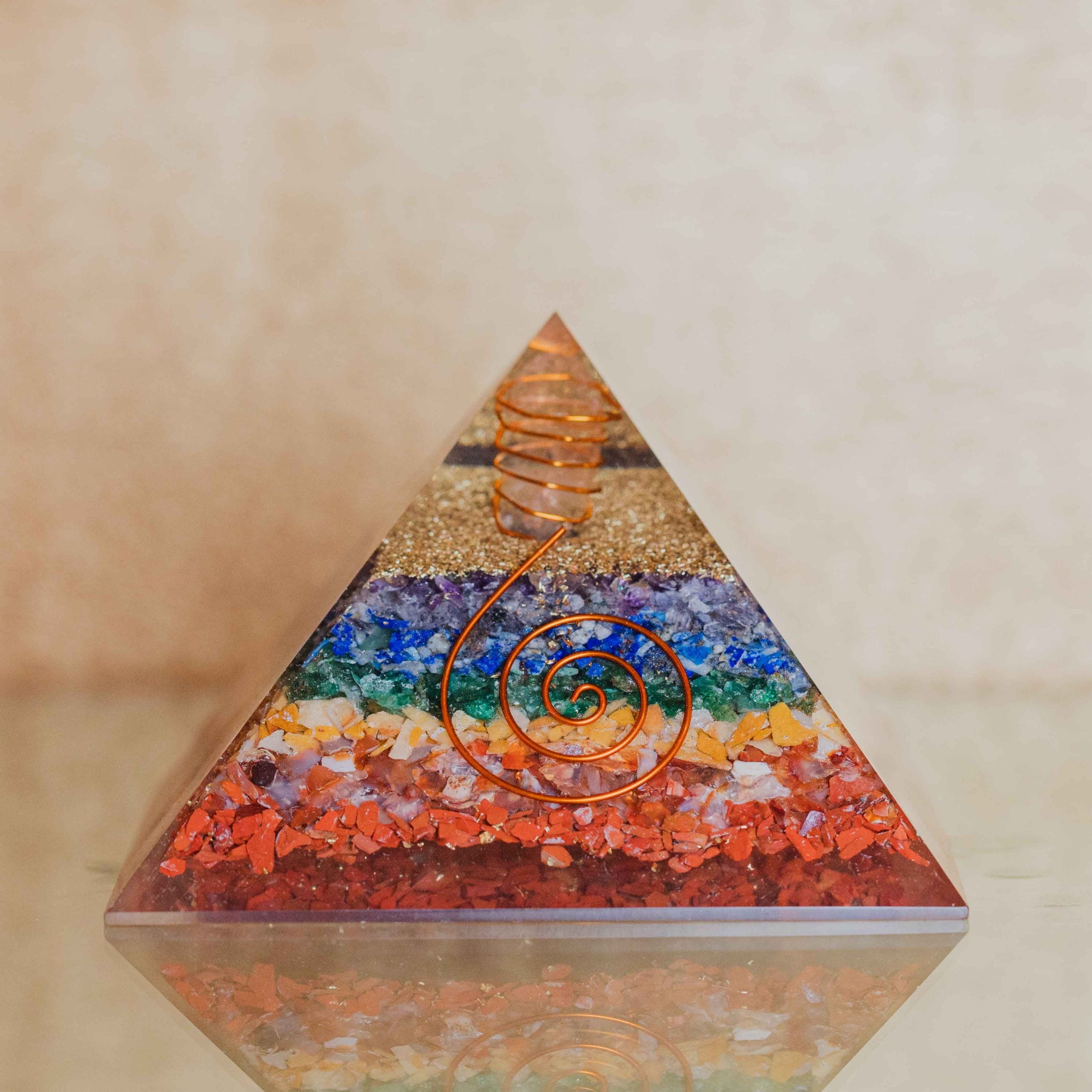 Las piedras de los chakras son una poderosa herramienta para ayudar a equilibrar el flujo de energía en tu cuerpo, promoviendo una buena salud.\nTamaño 9x9 cm.