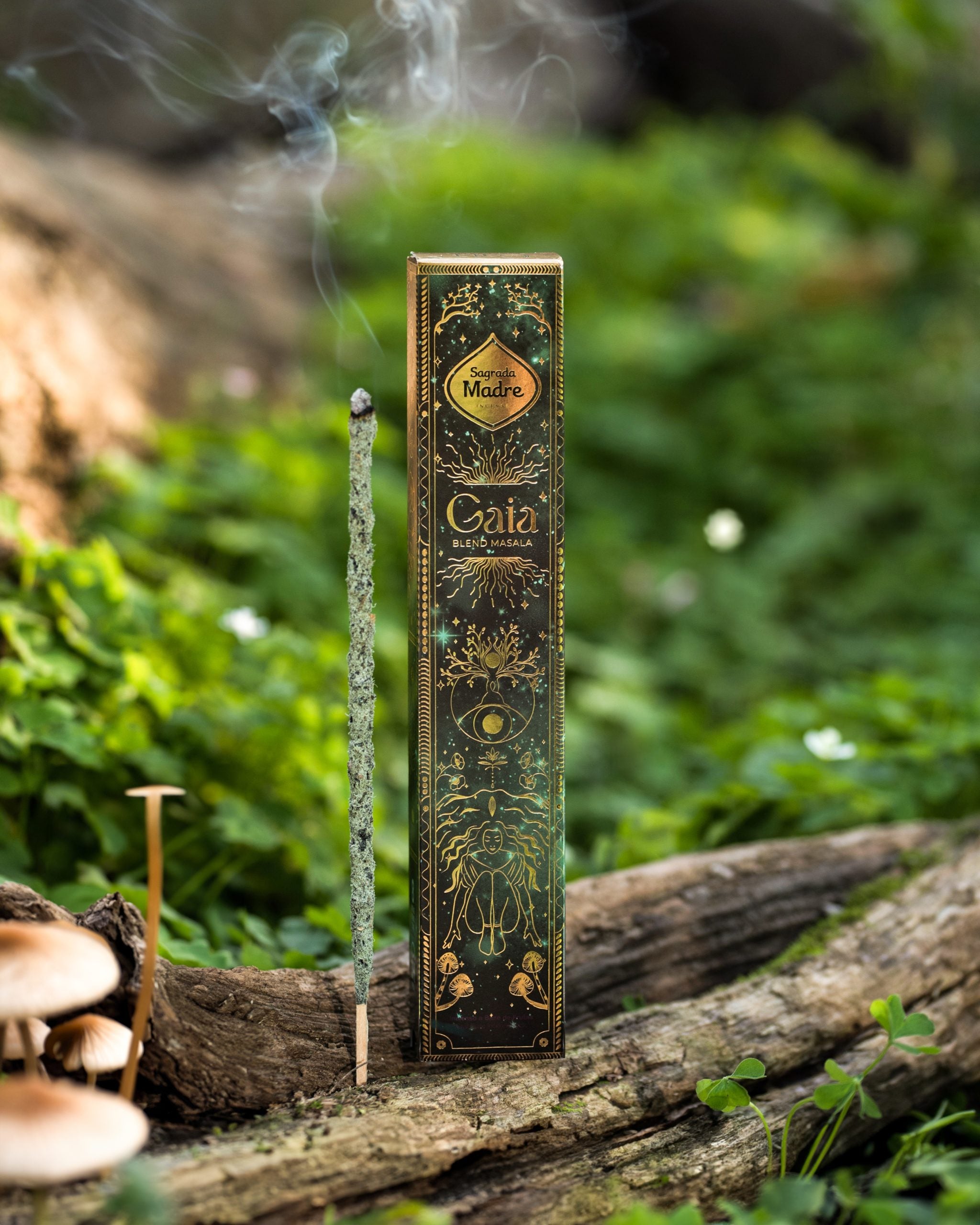 Este incienso Gaia te  invita a conectarte con la sabiduría de la naturaleza y a encontrar la paz interior que necesitas para enfrentar los desafíos de la vida con confianza y serenidad. La combinación de orquídeas negras, vainilla, laurel y eucalipto son un puente de conexión entre lo material y lo espiritual, una experiencia profunda y reveladora. Los inciensos de Grimorio son 100% naturales, y aportan un agradable aroma para nuestro hogar.\n.<br>Hecho a mano<br>Contenido: 8 varillas gruesas en cada caja