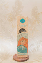 El aroma puro del Olíbano junto a la frescura del lemongrass invitan a fluir en las aguas de la inclusión y aceptación. Los inciensos de Grimorio son 100% naturales, y aportan un agradable aroma para nuestro hogar.<br>Hecho a mano<br>Contenido: 6 varillas gruesas en cada caja