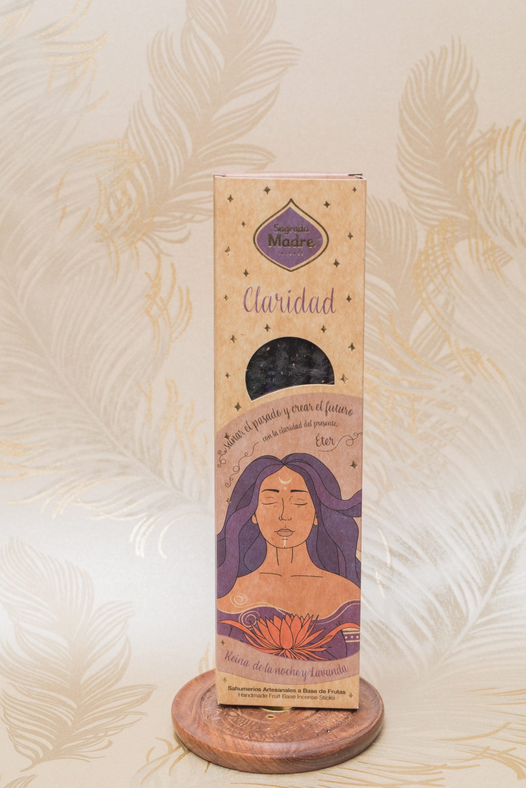 El transformador aroma del incienso envuelto en la apasionante fragancia de la reina de la noche, brindan la claridad para vivir la maravilla del momento presente. Los inciensos de Grimorio son 100% naturales, y aportan un agradable aroma para nuestro hogar.<br>Hecho a mano<br>Contenido: 6 varillas gruesas en cada caja