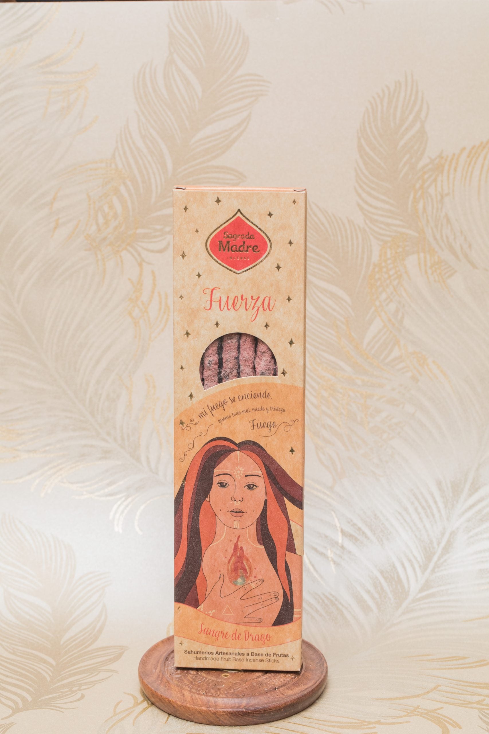 La excitante fragancia de la sangre de dragón, enciende tu fuerza y tu poder personal aportando decisión y coraje. Los inciensos de Grimorio son 100% naturales, y aportan un agradable aroma para nuestro hogar.<br>Hecho a mano<br>Contenido: 6 varillas gruesas en cada caja