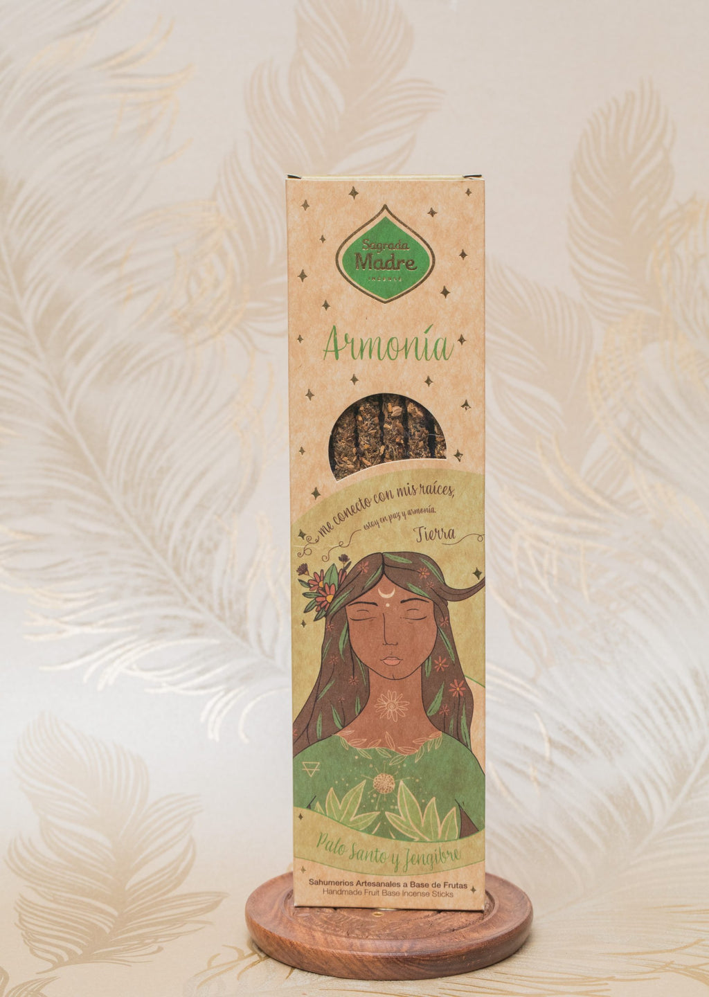 El cálido aroma del Palo santo da estabilidad y confianza, combinado con la vibrante fragancia del jengibre activan la conexión con la madre tierra. Los inciensos de Grimorio son 100% naturales, y aportan un agradable aroma para nuestro hogar.<br>Hecho a mano<br>Contenido: 6 varillas gruesas en cada caja