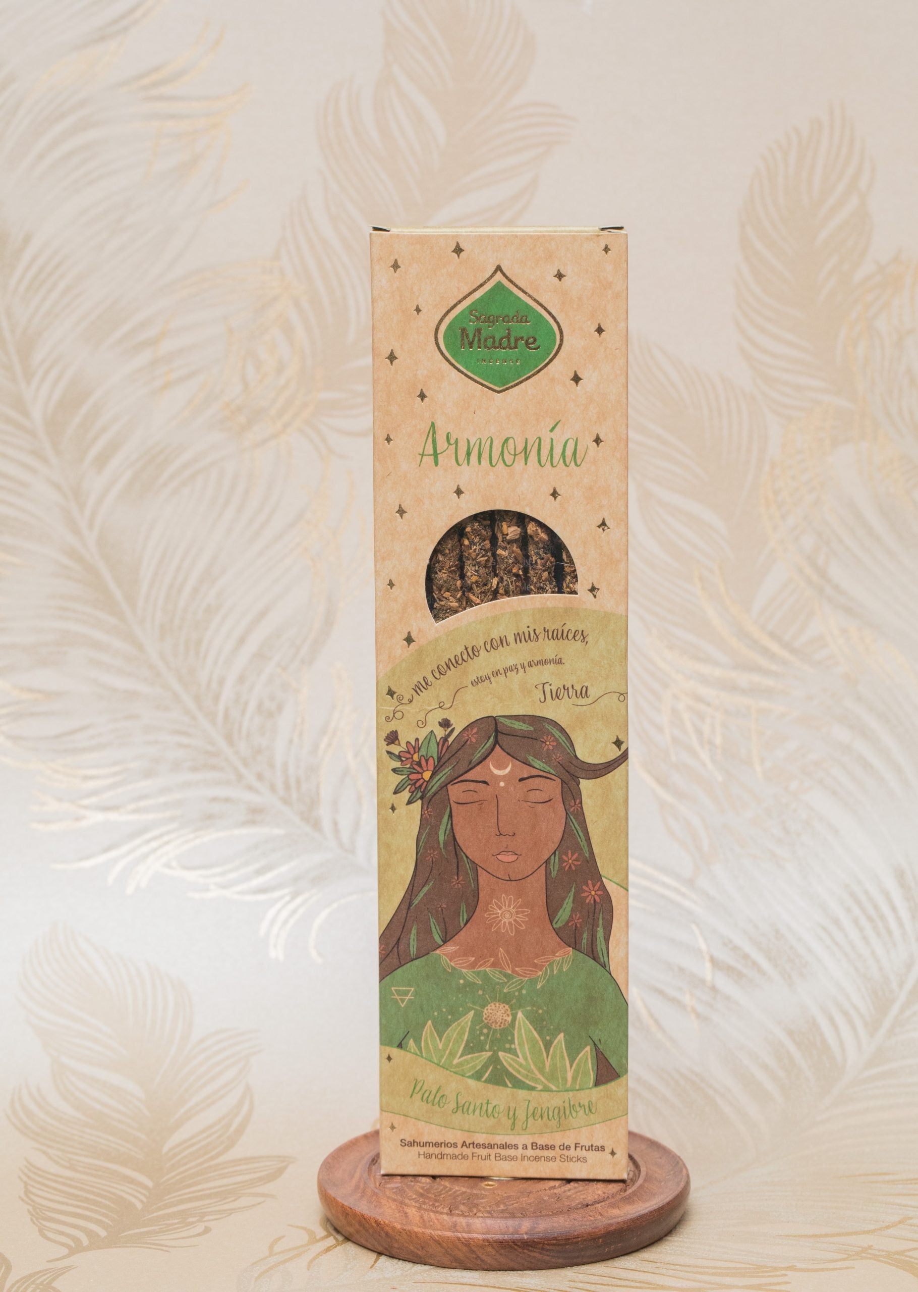 El cálido aroma del Palo santo da estabilidad y confianza, combinado con la vibrante fragancia del jengibre activan la conexión con la madre tierra. Los inciensos de Grimorio son 100% naturales, y aportan un agradable aroma para nuestro hogar.<br>Hecho a mano<br>Contenido: 6 varillas gruesas en cada caja
