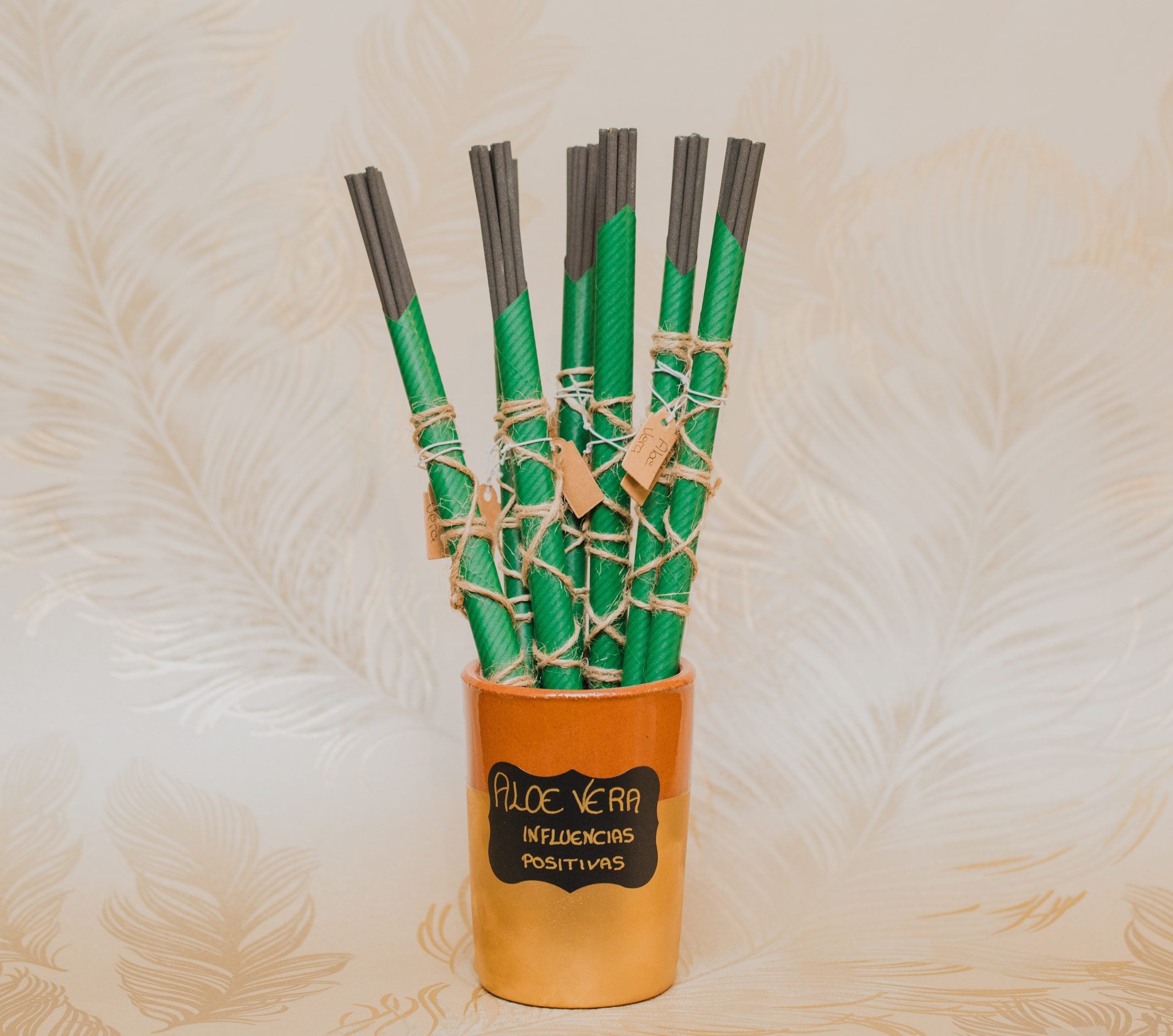 Para atraer influencias positivas. Los inciensos aromáticos en varilla de Grimorio son 100% naturales, y aportan un agradable aroma para nuestro hogar.<br>Contenido: 10 varillas en cada paquete