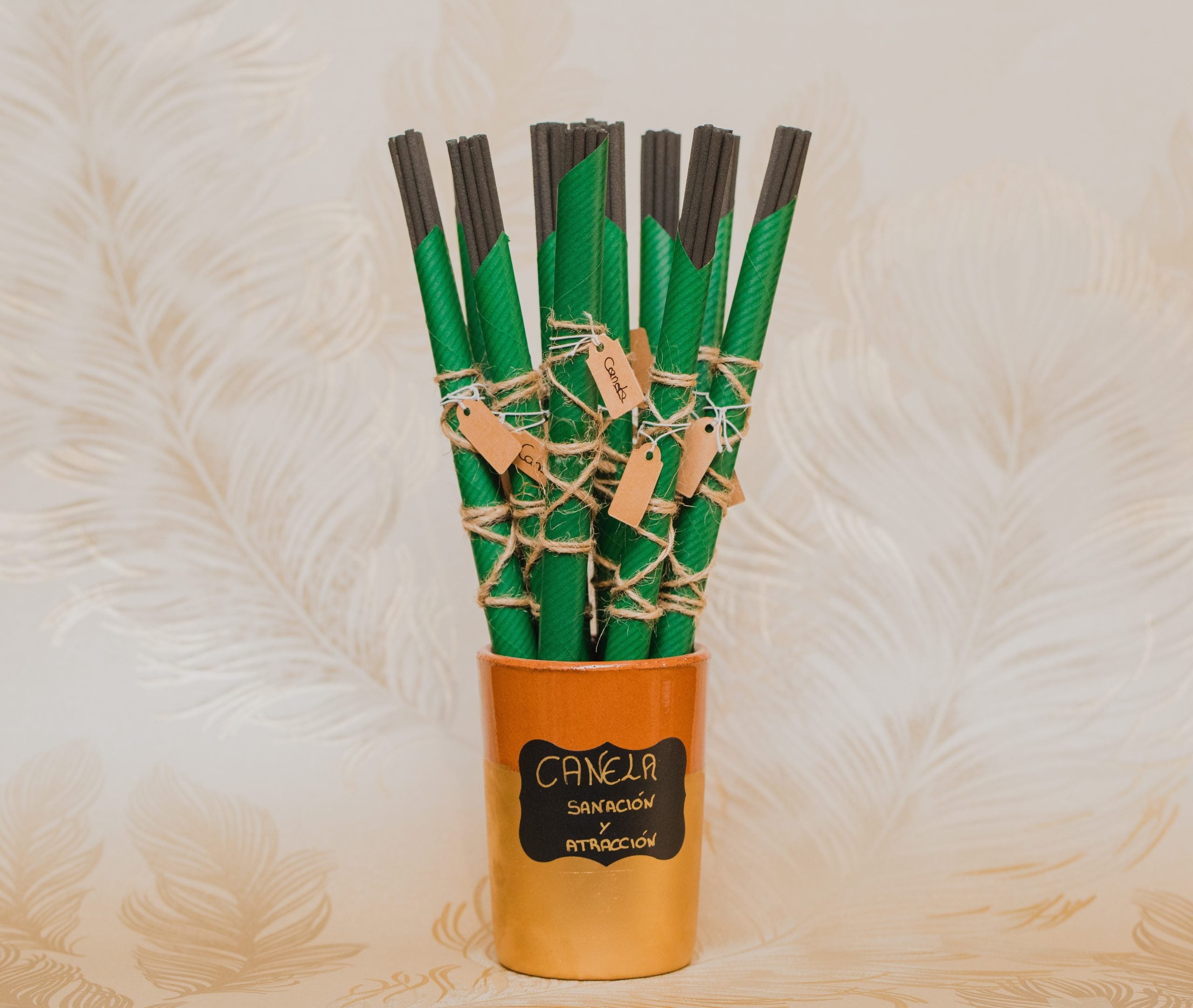 Para atraer la pasión. Los inciensos aromáticos en varilla de Grimorio son 100% naturales, y aportan un agradable aroma para nuestro hogar.<br>Contenido: 10 varillas en cada paquete