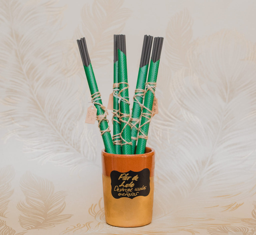 Destruye cualquier mala vibración enviada por alguien. Los inciensos aromáticos en varilla de Grimorio son 100% naturales, y aportan un agradable aroma para nuestro hogar.<br>Contenido: 10 varillas en cada paquete