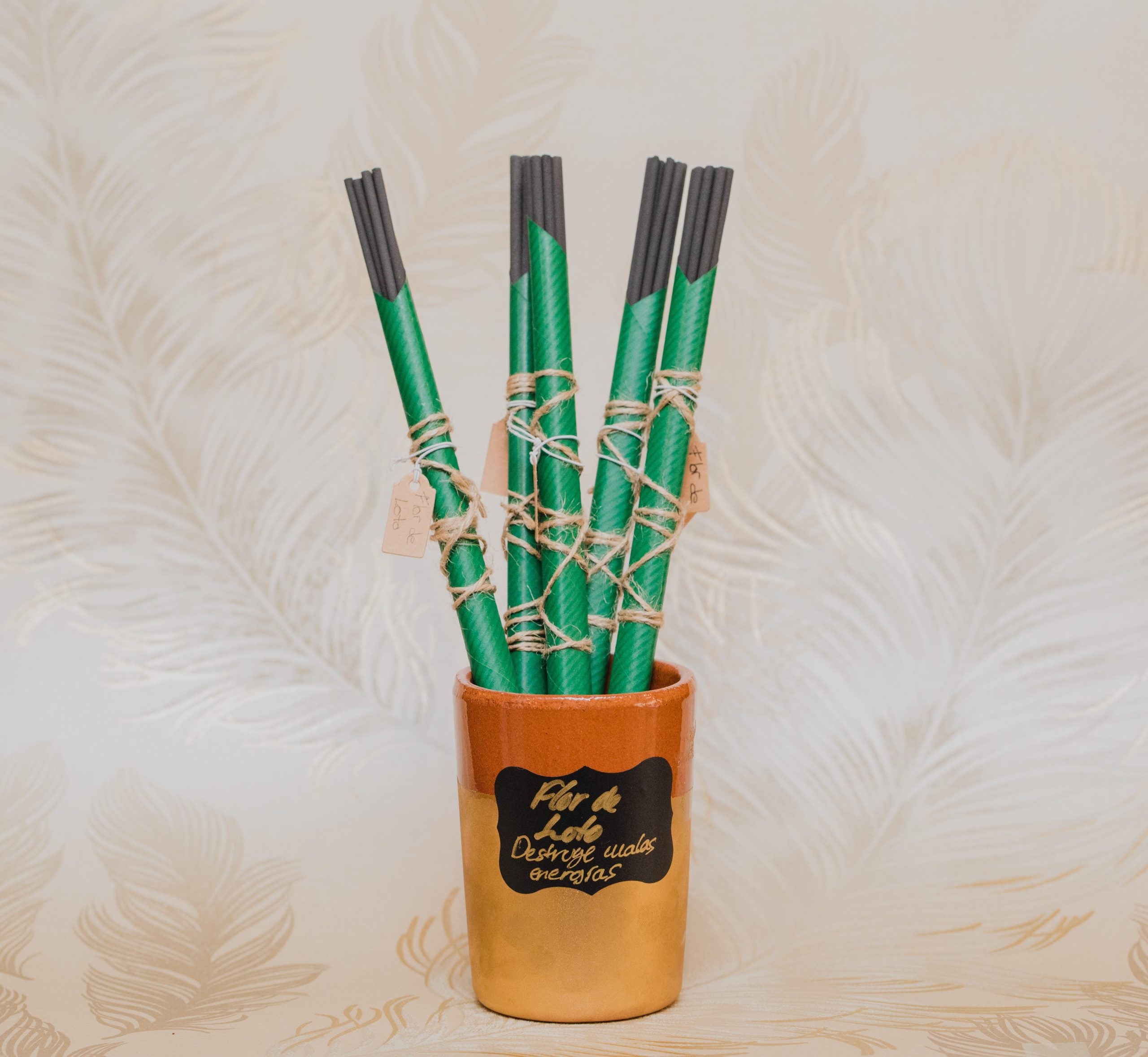Destruye cualquier mala vibración enviada por alguien. Los inciensos aromáticos en varilla de Grimorio son 100% naturales, y aportan un agradable aroma para nuestro hogar.<br>Contenido: 10 varillas en cada paquete