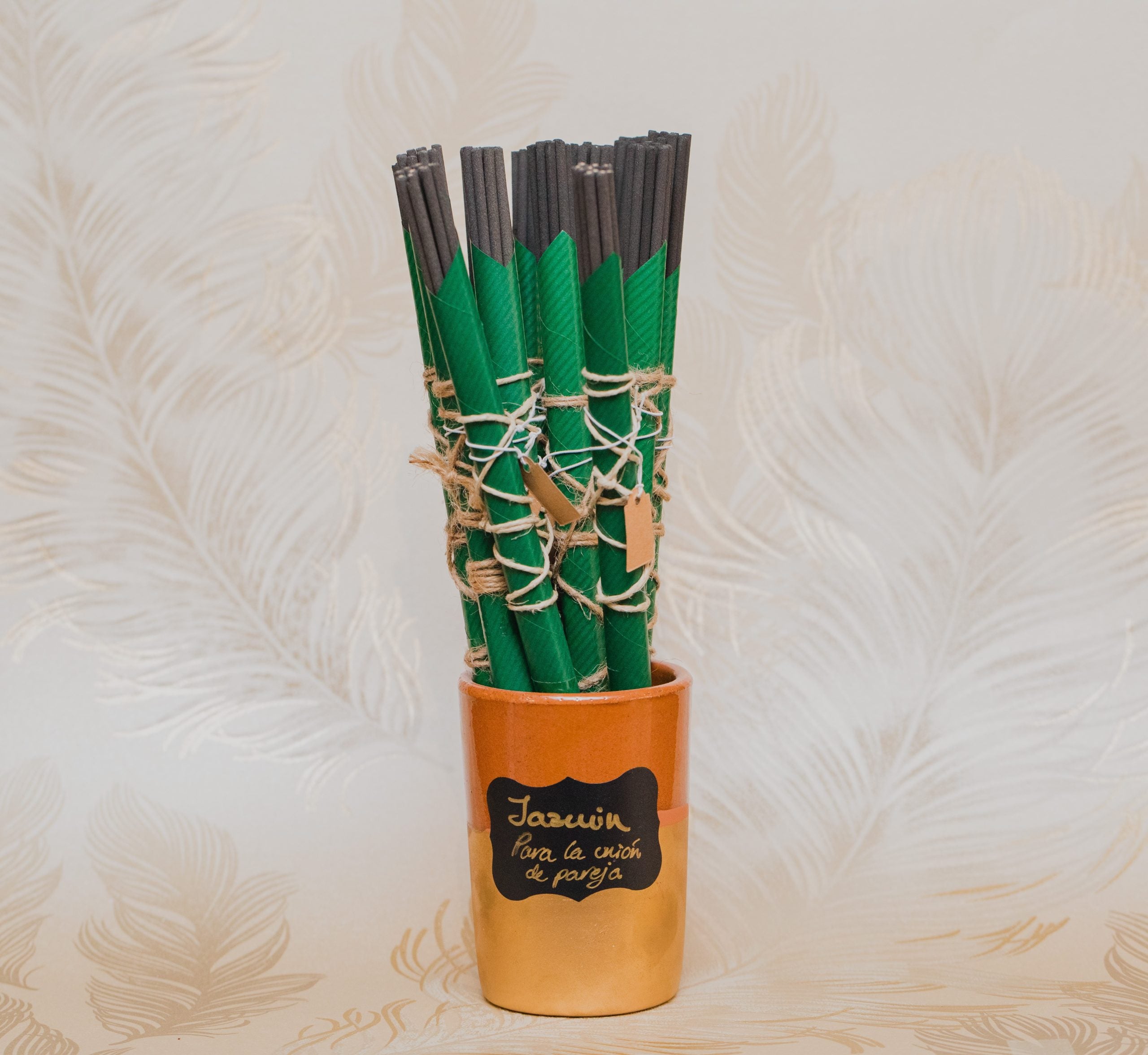 Para traer seguridad y amor en la pareja. Los inciensos aromáticos en varilla de Grimorio son 100% naturales, y aportan un agradable aroma para nuestro hogar.<br>Contenido: 10 varillas en cada paquete