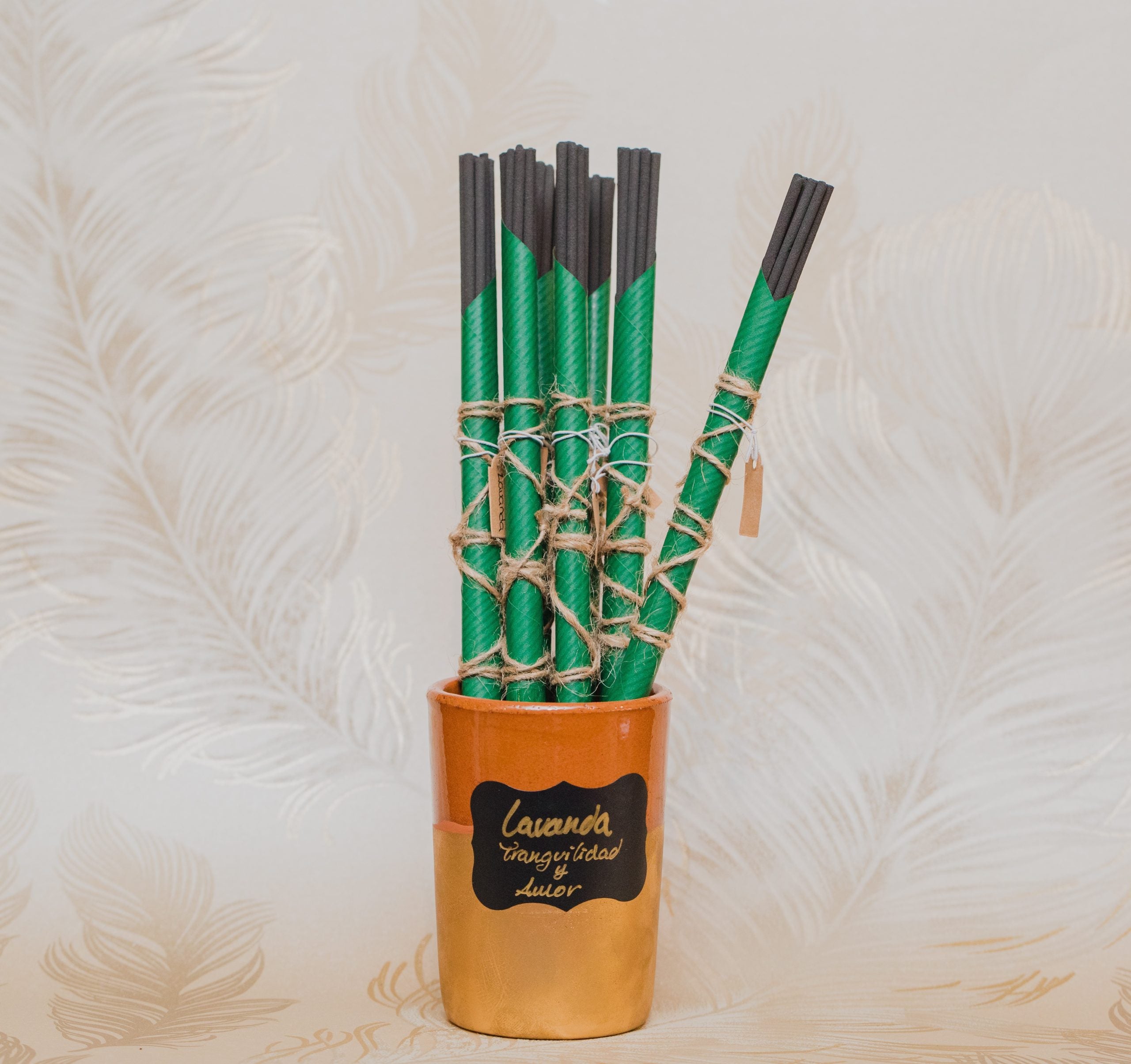 Para la tranquilidad y la relajación. Favorece al sueño. Los inciensos aromáticos en varilla de Grimorio son 100% naturales, y aportan un agradable aroma para nuestro hogar.<br>Contenido: 10 varillas en cada paquete