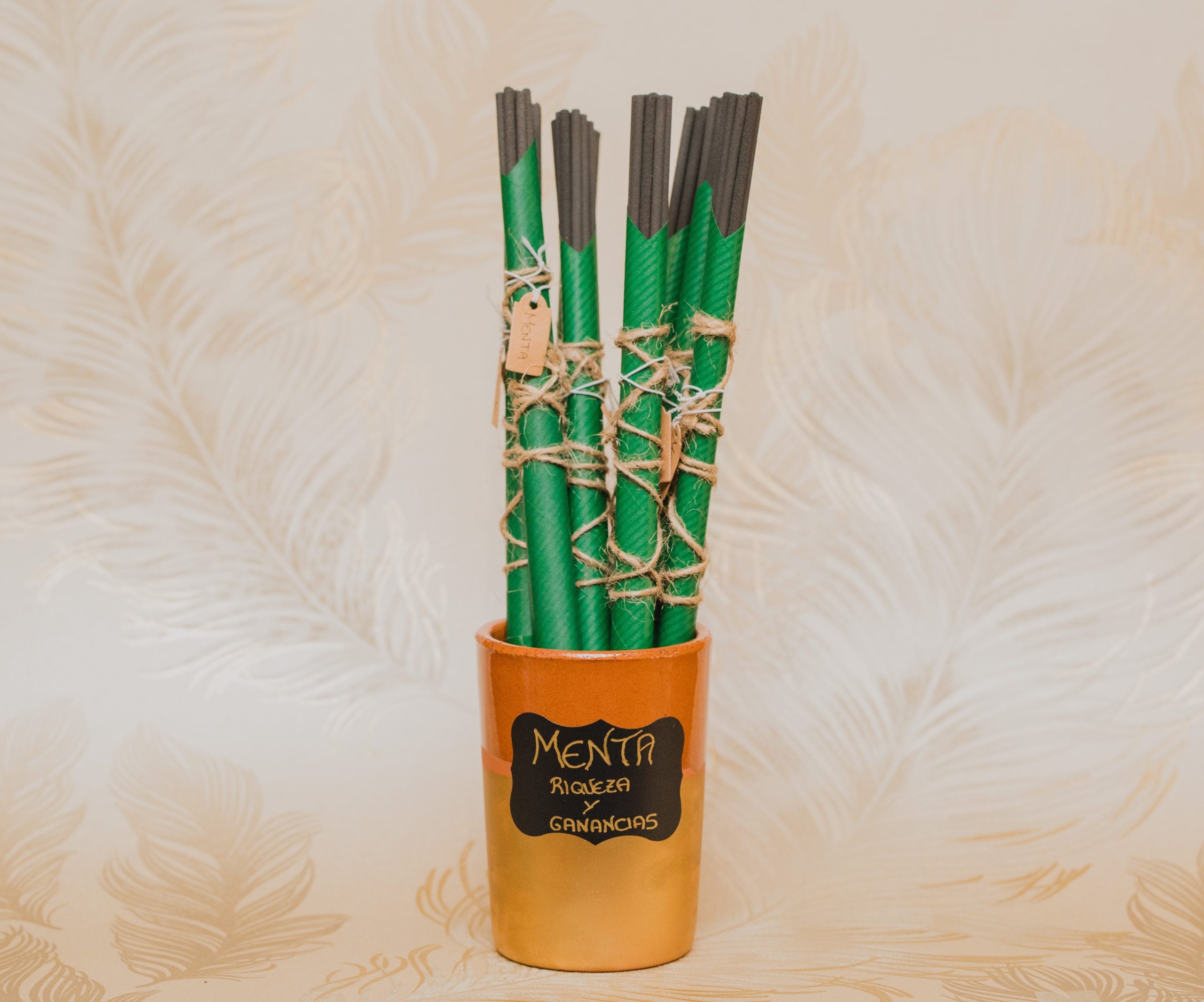 Para atraer riqueza y ganancias. Los inciensos aromáticos en varilla de Grimorio son 100% naturales, y aportan un agradable aroma para nuestro hogar.<br>Contenido: 10 varillas en cada paquete