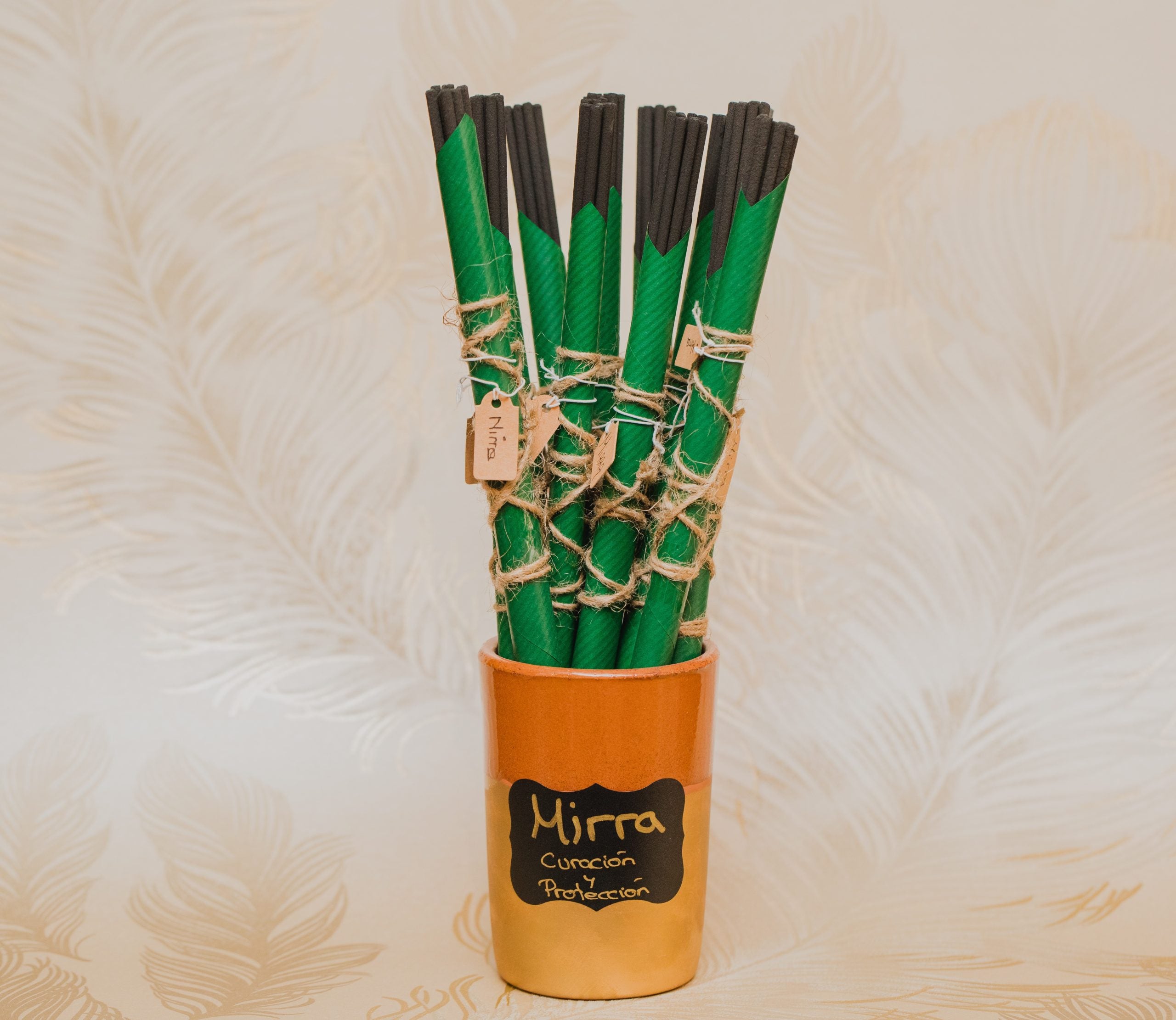 Para ofrenda en cualquier tipo de ritual. También aporta sanación de espíritu. Los inciensos aromáticos en varilla de Grimorio son 100% naturales, y aportan un agradable aroma para nuestro hogar.<br>Contenido: 10 varillas en cada paquete