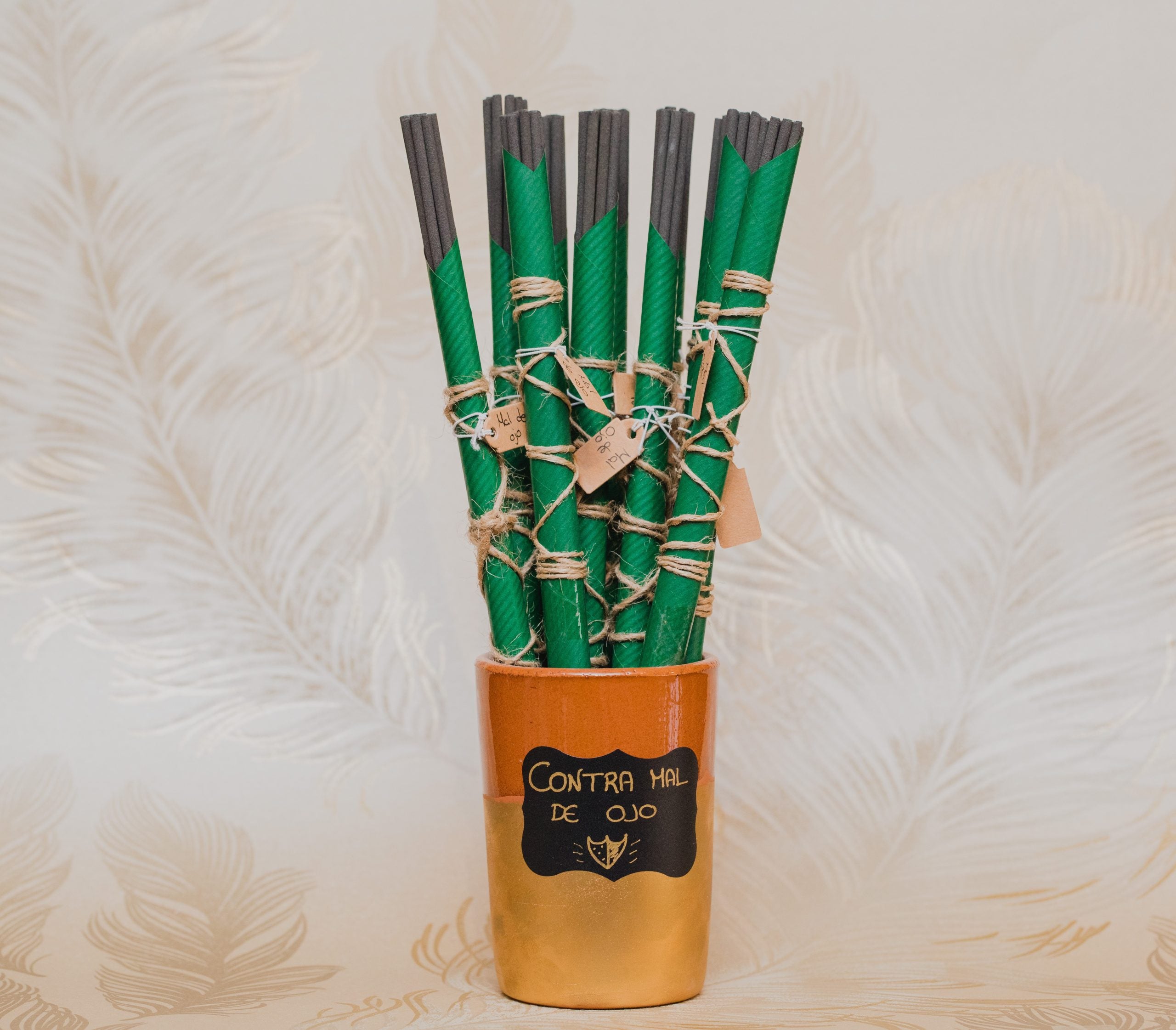 Ritualizado para contrarrestar maleficios y males de ojo, compuesto por una mezcla natural de inciensos, hierbas, raíces, flores y frutos. Los inciensos ritualizados en varilla de Grimorio son 100% naturales, y aportan un agradable aroma para nuestro hogar.<br>Contenido: 10 varillas en cada paquete.