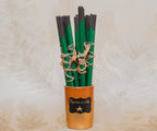 Ritualizado para atraer protección y seguridad, compuesto por una mezcla natural de inciensos, hierbas, raíces, flores y frutos. Los inciensos ritualizados en varilla de Grimorio son 100% naturales, y aportan un agradable aroma para nuestro hogar.<br>Contenido: 10 varillas en cada paquete.