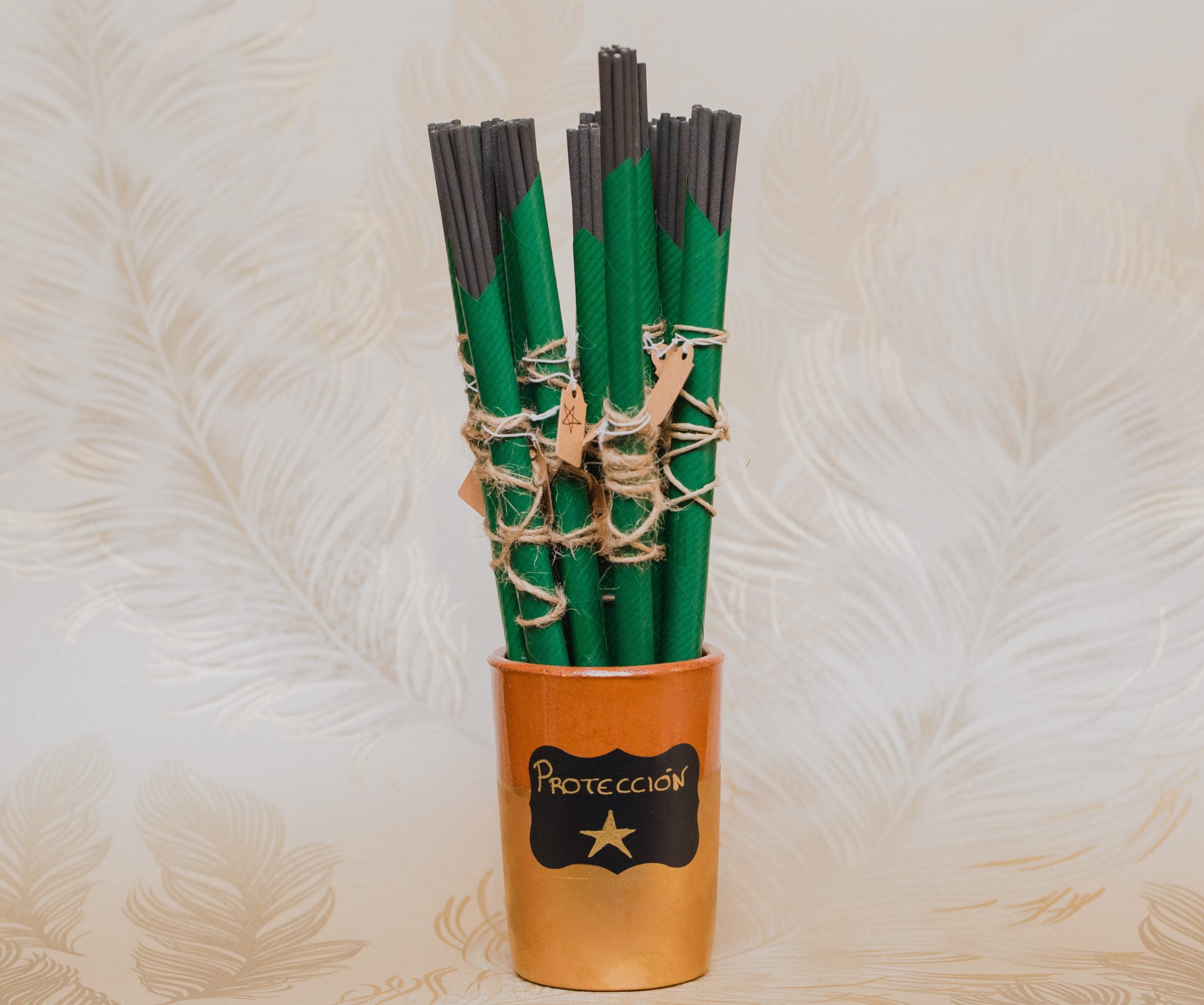 Ritualizado para atraer protección y seguridad, compuesto por una mezcla natural de inciensos, hierbas, raíces, flores y frutos. Los inciensos ritualizados en varilla de Grimorio son 100% naturales, y aportan un agradable aroma para nuestro hogar.<br>Contenido: 10 varillas en cada paquete.