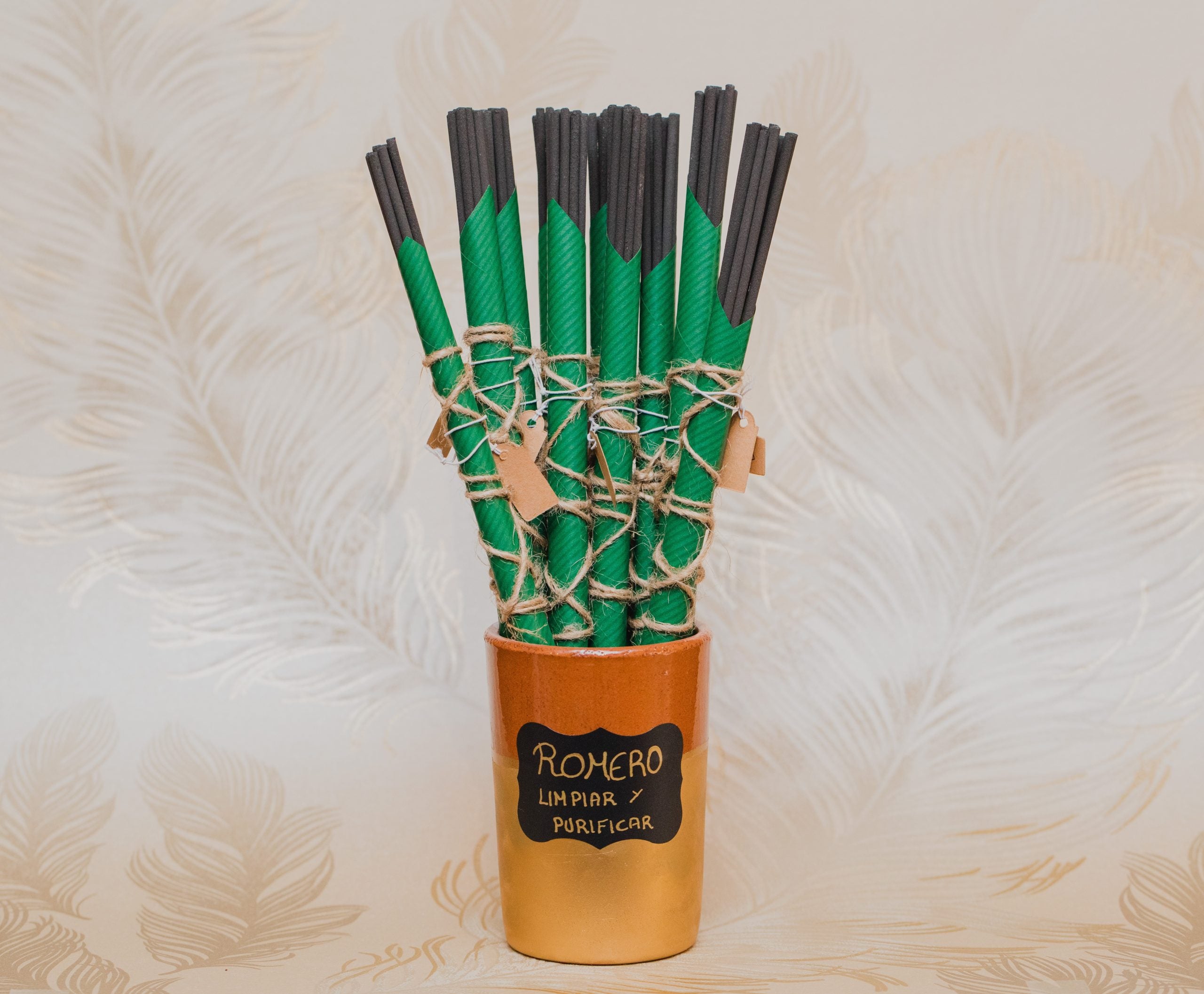 Para limpiar y eliminar la energía negativa. Los inciensos aromáticos en varilla de Grimorio son 100% naturales, y aportan un agradable aroma para nuestro hogar.<br>Contenido: 10 varillas en cada paquete