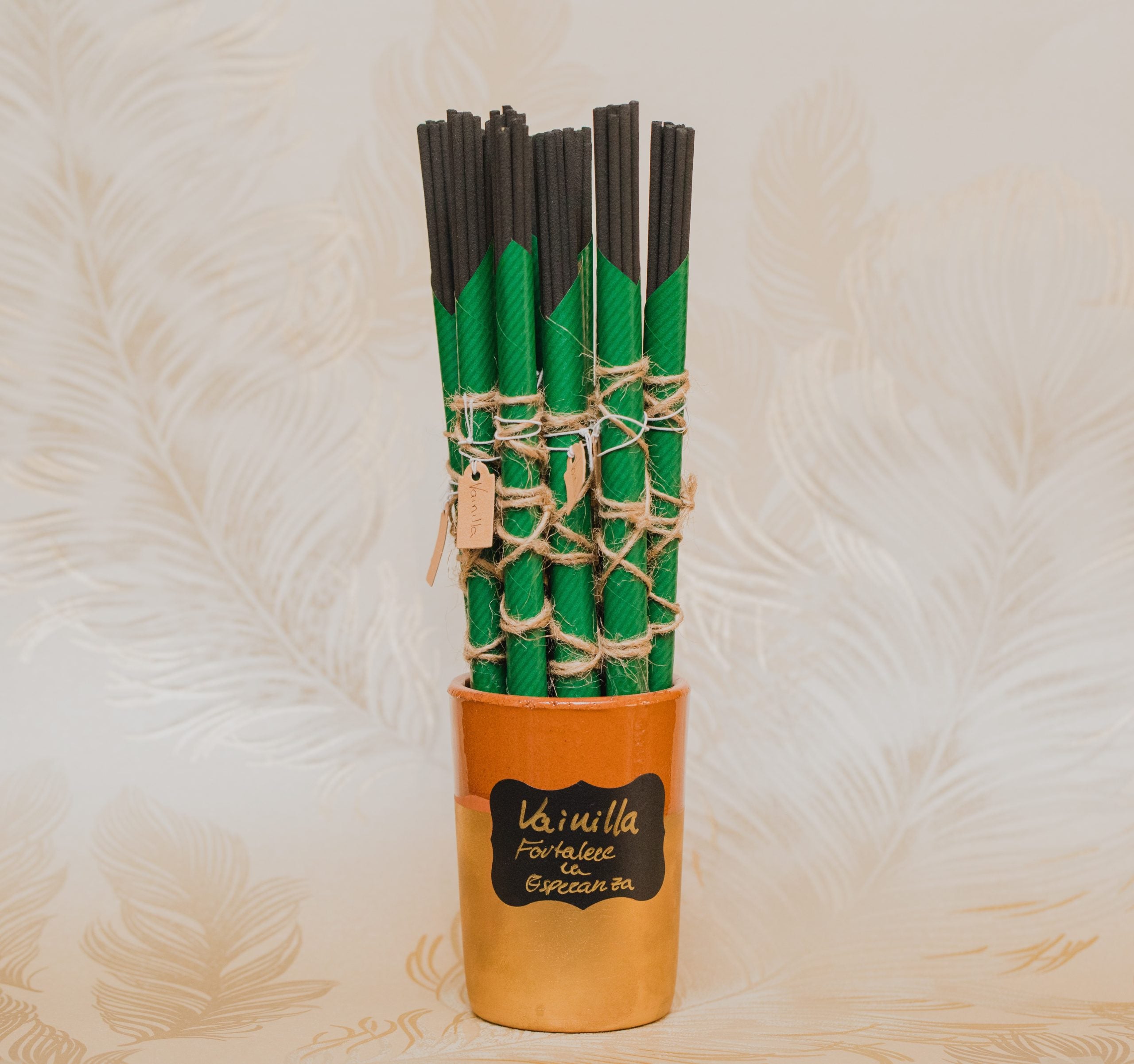Para fortalecer la esperanza y las buenas noticias. Los inciensos aromáticos en varilla de Grimorio son 100% naturales, y aportan un agradable aroma para nuestro hogar.<br>Contenido: 10 varillas en cada paquete