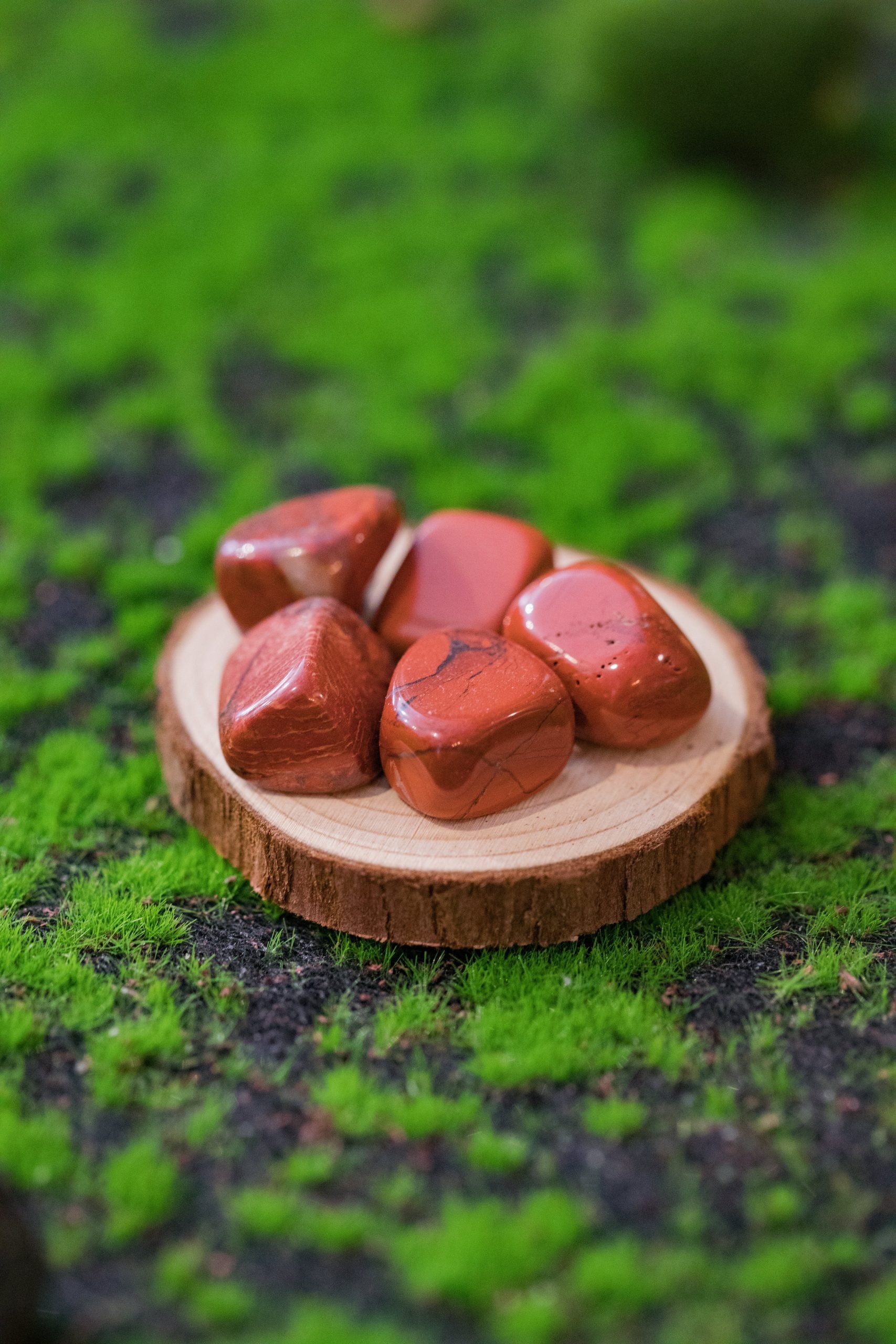 Ayuda a desbloquear la energía del entusiasmo y la vitalidad. Es un gran reconstituyente energético. Nos ayuda a conectar con la tierra.  Tamaño: de unos 3 a 6 mm, el tamaño puede variar según el mineral. Las piezas que se entregaran son similares a las de la fotografía.\n\nPrecio por unidad