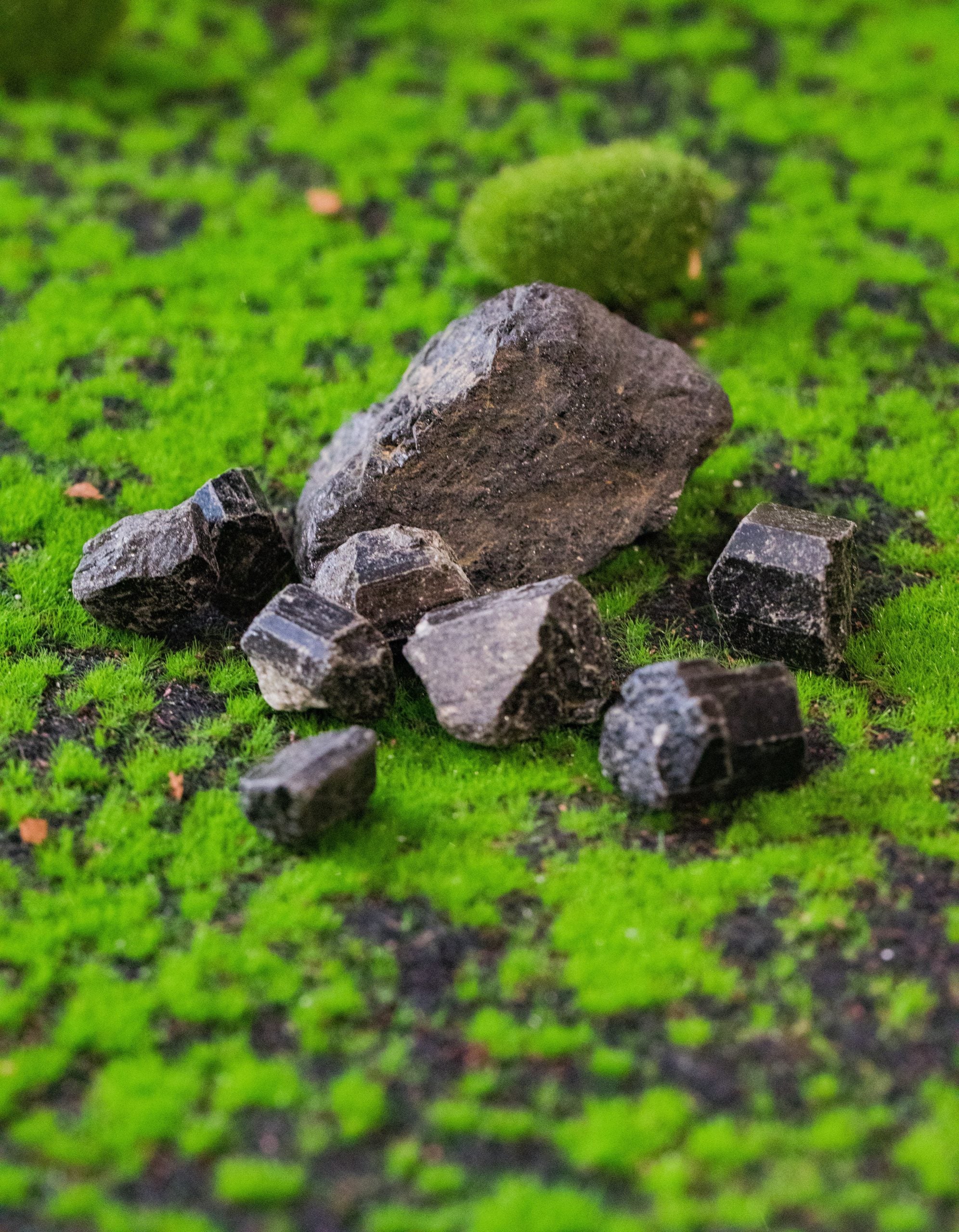Turmalina negra en bruto, sin tratar. Tamaño: de unos 8 a 15mm, el tamaño puede variar según el mineral. Las piezas que se entregarán son similares a las de la fotografía..\nPrecio por unidad