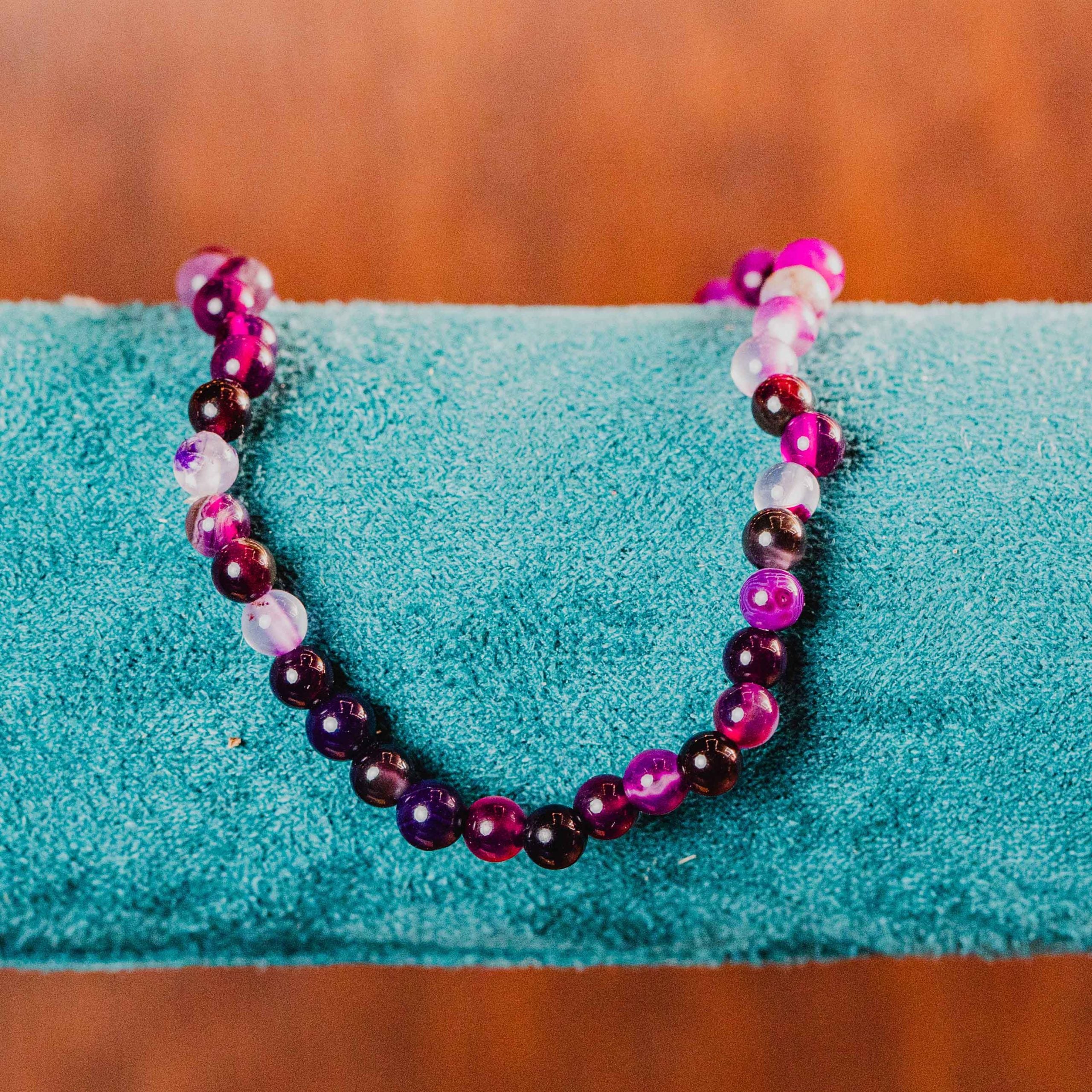 Lleva a la luz todas las sombras y secretos que no nos dejan avanzar. Este mineral aporta gran protección y da sensibilidad espiritual. Las piezas que se entregan son similares a la fotografía. Tamaño único.