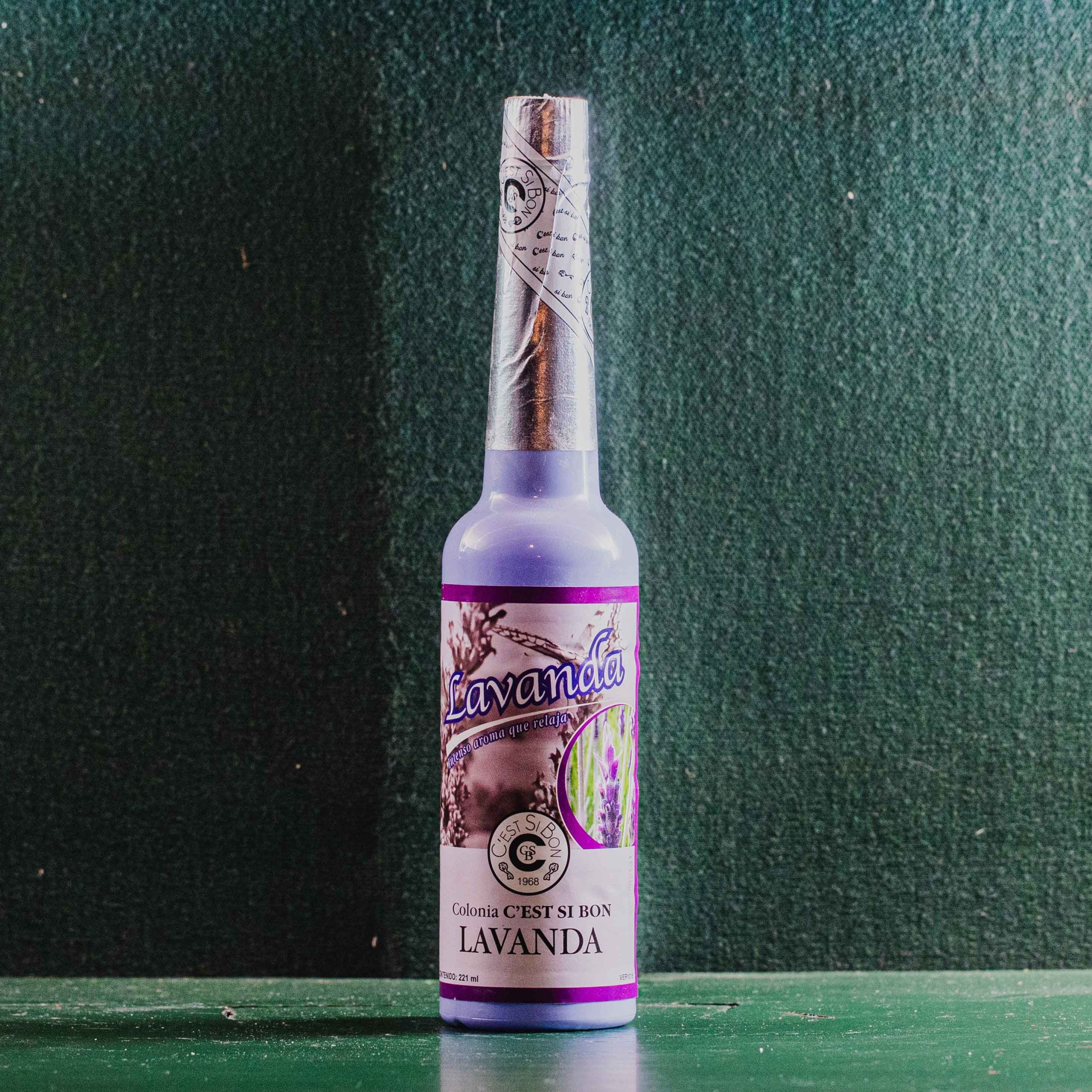 Colonia de Lavanda. Su refrescante y limpio aroma propicia las energías positivas generando un ambiente de paz y tranquilidad en la familia. Ayuda para conciliar el sueño, combatir el insomnio, el estrés y la depresión. Esta colonia de lavanda es un agua de colonia especial para utilizar tanto de forma corporal, como para purificar altares de velas, etc… También puede usarse para limpiar el suelo de nuestra casa o negocio. Tamaño: 221ml. Precio: 15.50 euros.