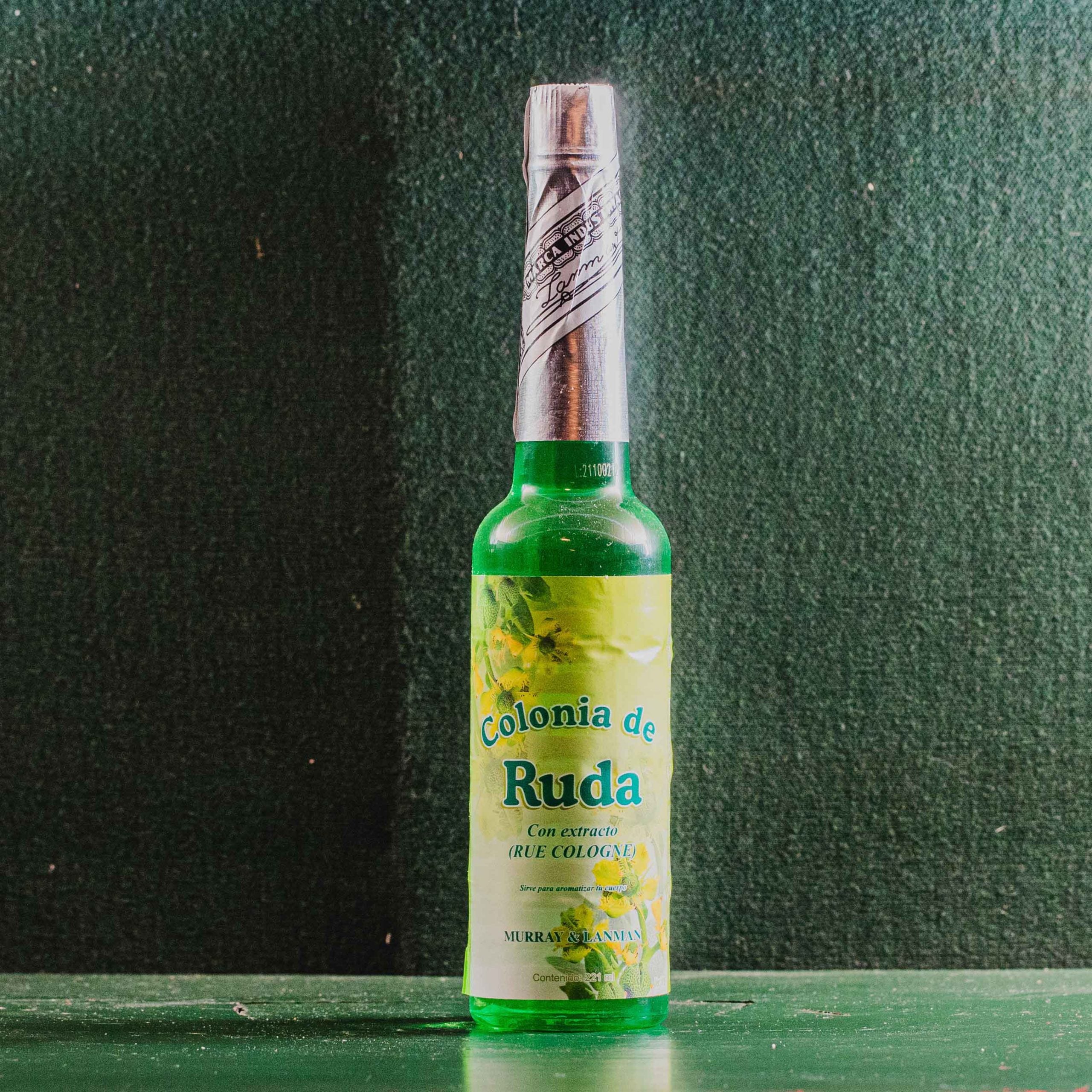 Esta colonia de Ruda es un agua de colonia especial para utilizar tanto de forma corporal, como para purificar altares de velas, etc… También puede usarse para limpiar el suelo de nuestra casa o negocio, siempre de dentro hacia afuera. De esta forma liberaremos de energías negativas nuestro espacio. Disuelve y combate la envidia, la negatividad causada por terceros y otros males propios. Propiedades de limpieza espiritual y protección. Tamaño: 221ml. Precio: 15.50 euros.