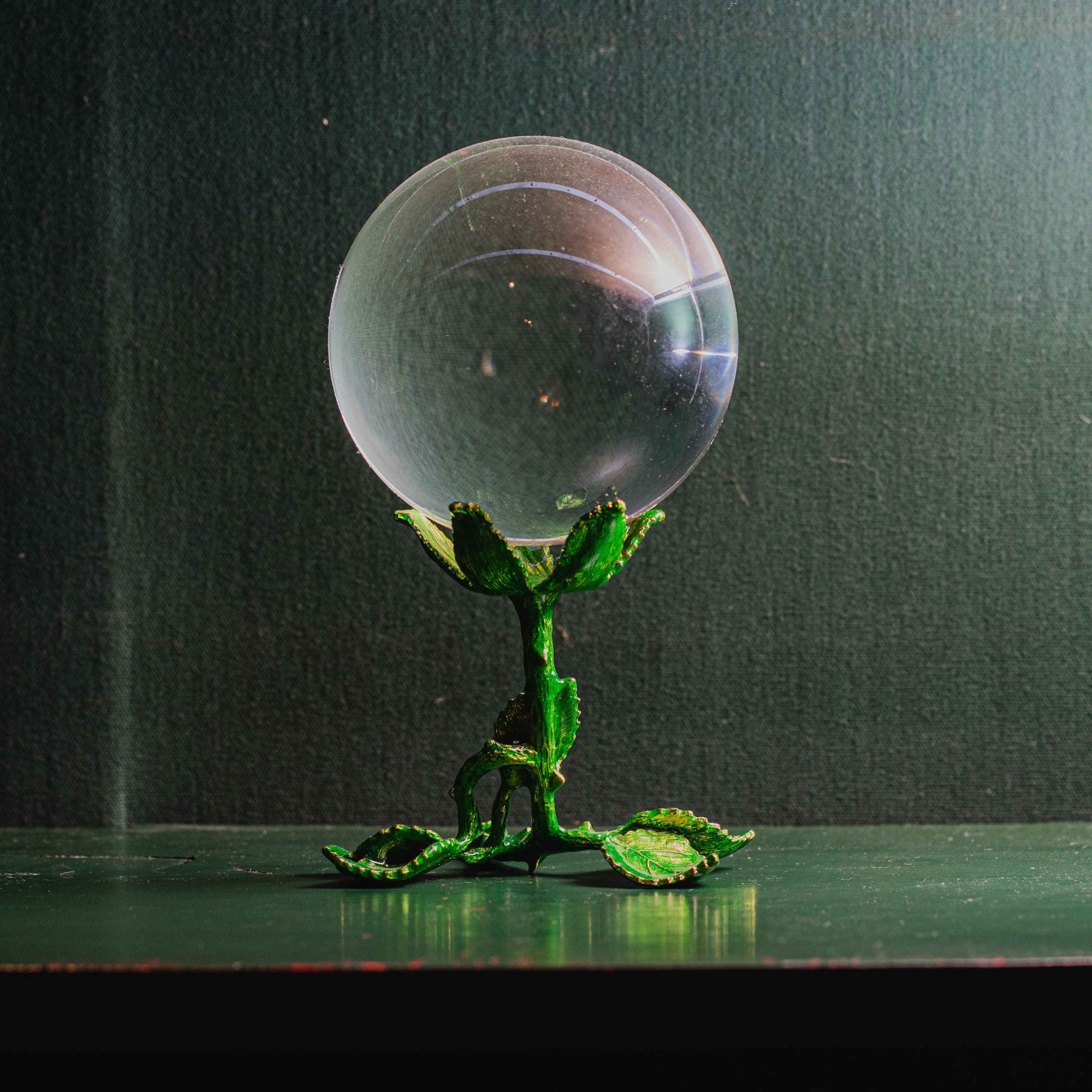 Mirar la bola de cristal puede ser un arte misterioso, pero también una forma de aprender a concentrarse. La bola de cristal mágica se ha utilizado durante siglos para acceder a conocimientos místicos. Según la tradición, una bola de cristal lisa sirve para «contemplar» o «ver con claridad».  Soporte no incluido