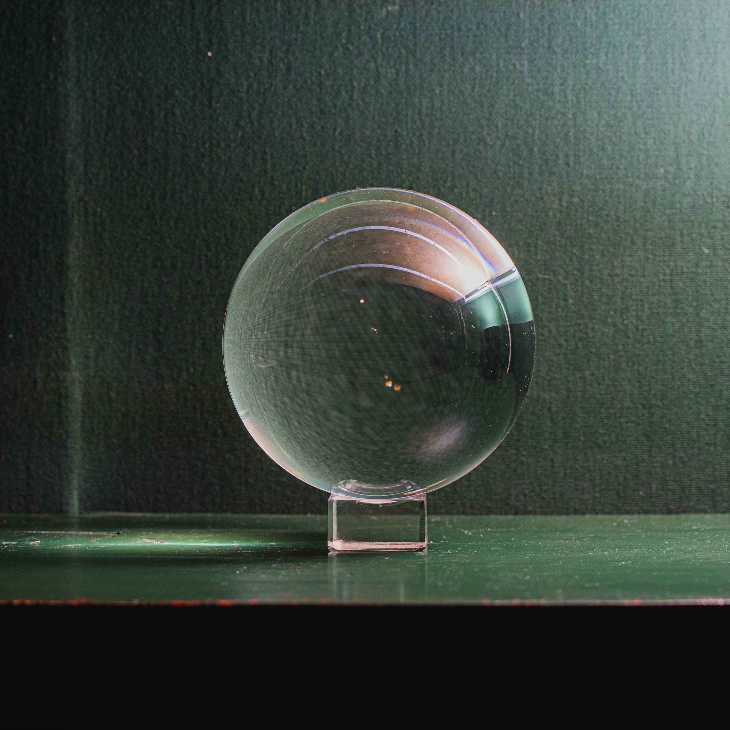 Mirar la bola de cristal puede ser un arte misterioso, pero también una forma de aprender a concentrarse. La bola de cristal mágica se ha utilizado durante siglos para acceder a conocimientos místicos. Según la tradición, una bola de cristal lisa sirve para «contemplar» o «ver con claridad».  Soporte no incluido