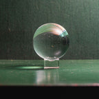 Mirar la bola de cristal puede ser un arte misterioso, pero también una forma de aprender a concentrarse. La bola de cristal mágica se ha utilizado durante siglos para acceder a conocimientos místicos. Según la tradición, una bola de cristal lisa sirve para «contemplar» o «ver con claridad».  Soporte no incluido