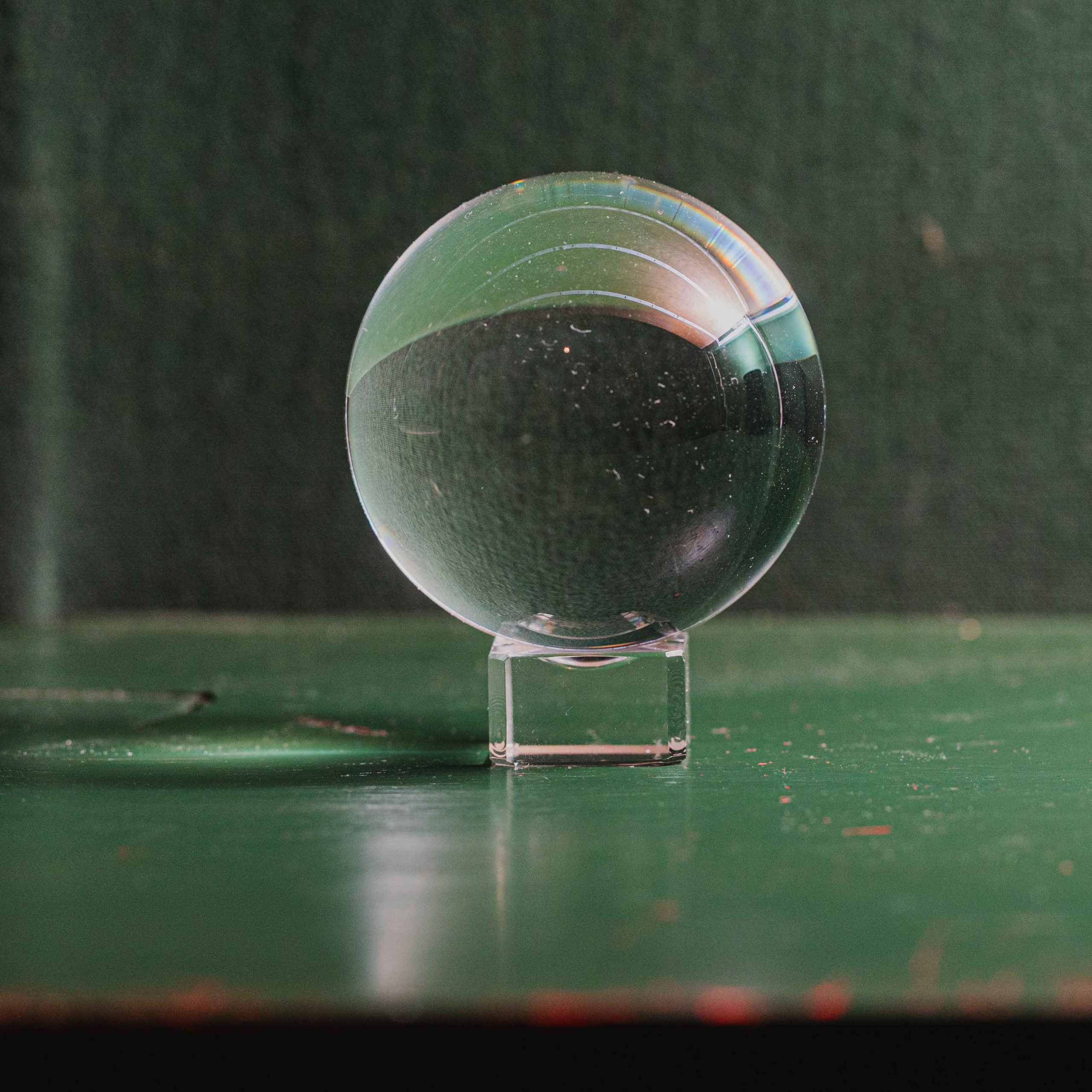 Mirar la bola de cristal puede ser un arte misterioso, pero también una forma de aprender a concentrarse. La bola de cristal mágica se ha utilizado durante siglos para acceder a conocimientos místicos. Según la tradición, una bola de cristal lisa sirve para «contemplar» o «ver con claridad».  Soporte no incluido