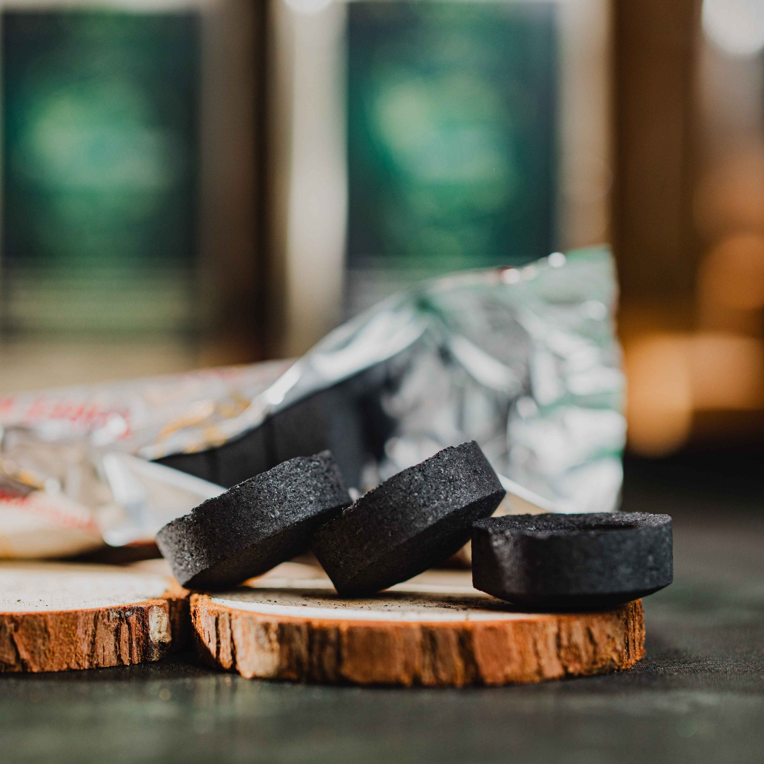 Pastillas de carbón para quemar incienso en grano o tus plantas favoritas. Vienen 10 unidades en cada paquete.