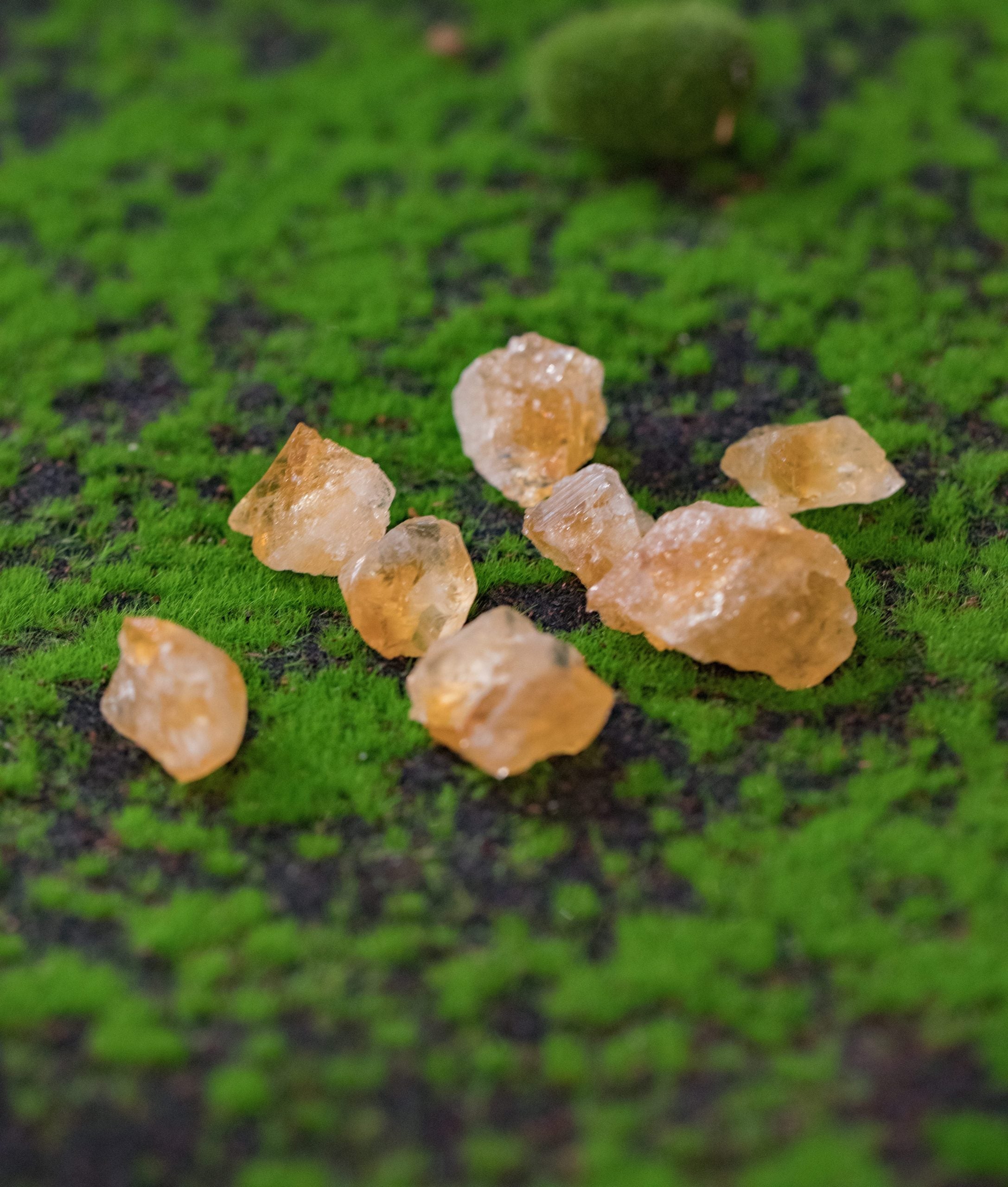 Citrino en bruto, sin tratar. Tamaño: de unos 8 a 15mm, el tamaño puede variar según el mineral. Las piezas que se entregarán son similares a las de la fotografía.\n\nPrecio por unidad