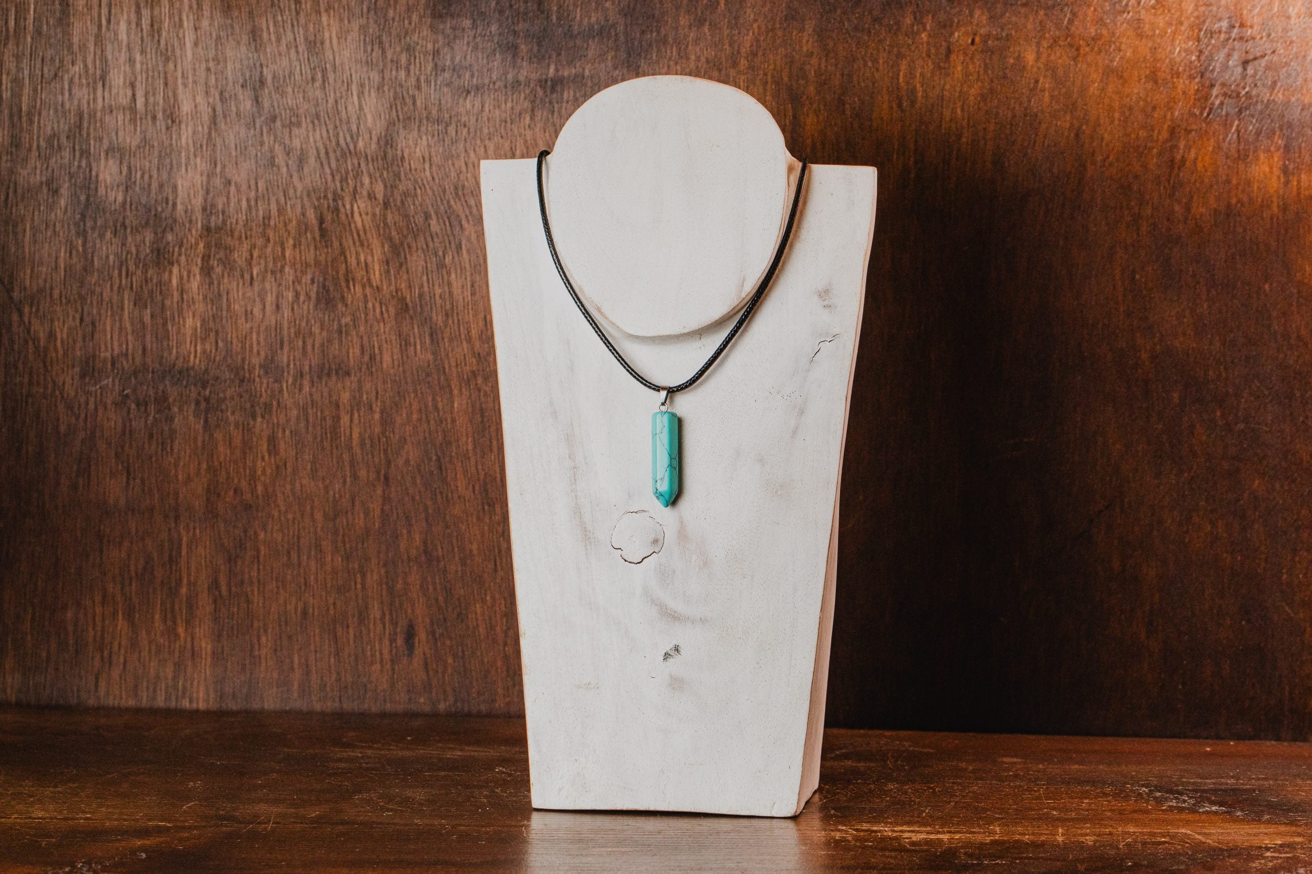 Perfecta para meditar, canalizar y estudiar ya que relaja la mente. Ayuda a personas con falta de expresión y bloqueos energéticos. Las piezas que se entregan son similares a la fotografía.