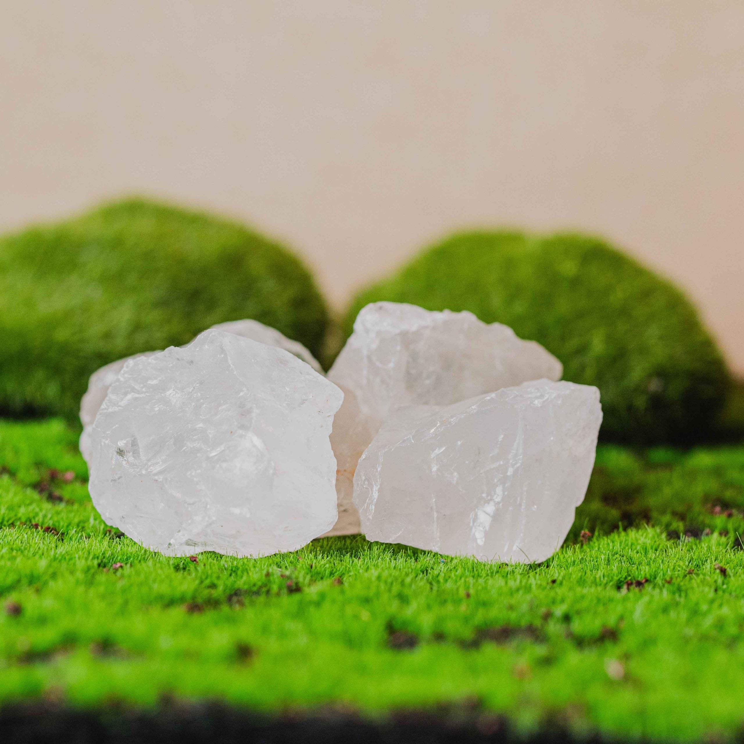 Cuarzo blanco en bruto, sin tratar. Tamaño: de unos 8 a 15mm, el tamaño puede variar según el mineral. Las piezas que se entregarán son similares a las de la fotografía.\nPrecio por unidad