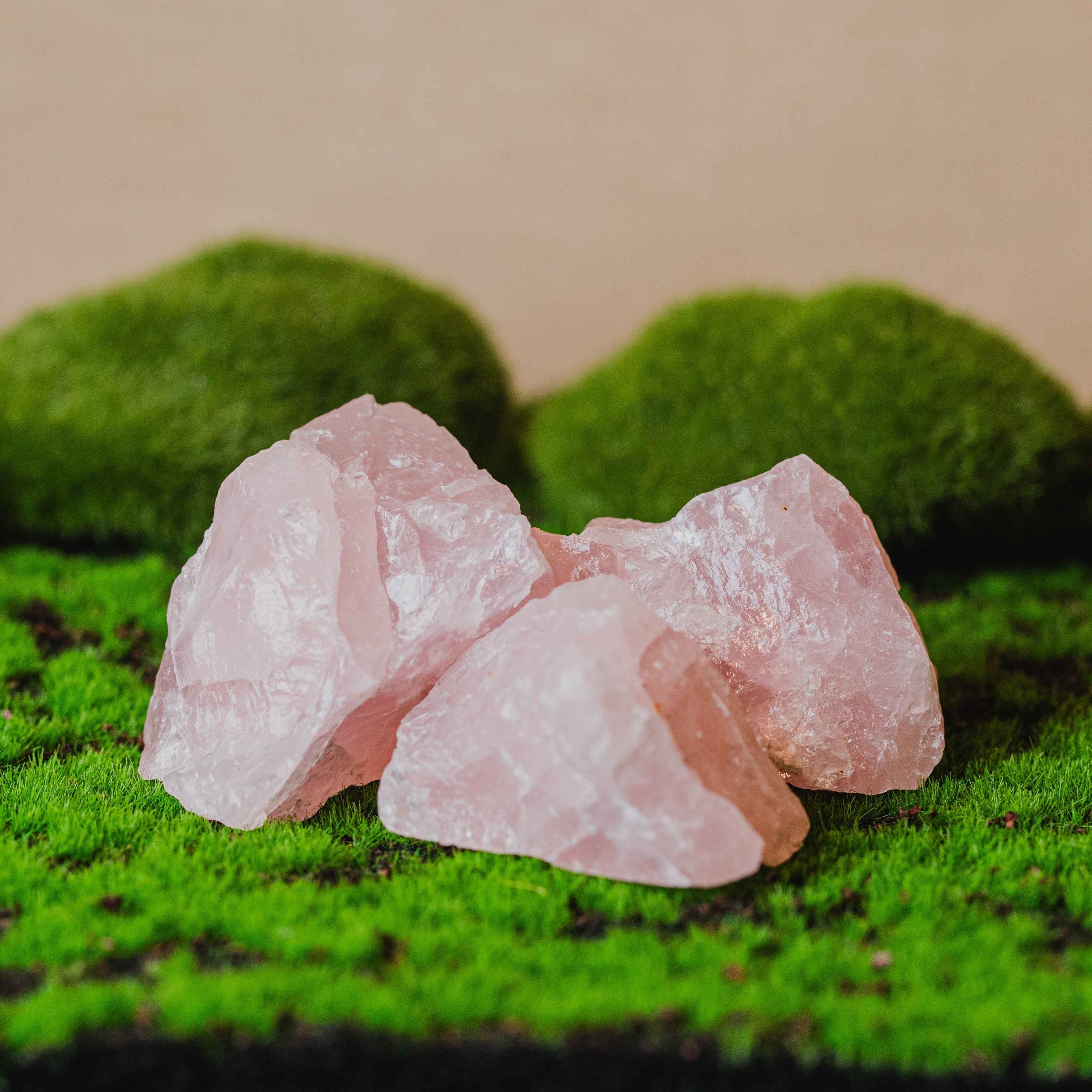 Cuarzo rosa en bruto, sin tratar. Tamaño: de unos 8 a 15mm, el tamaño puede variar según el mineral. Las piezas que se entregarán son similares a las de la fotografía.\nPrecio por unidad