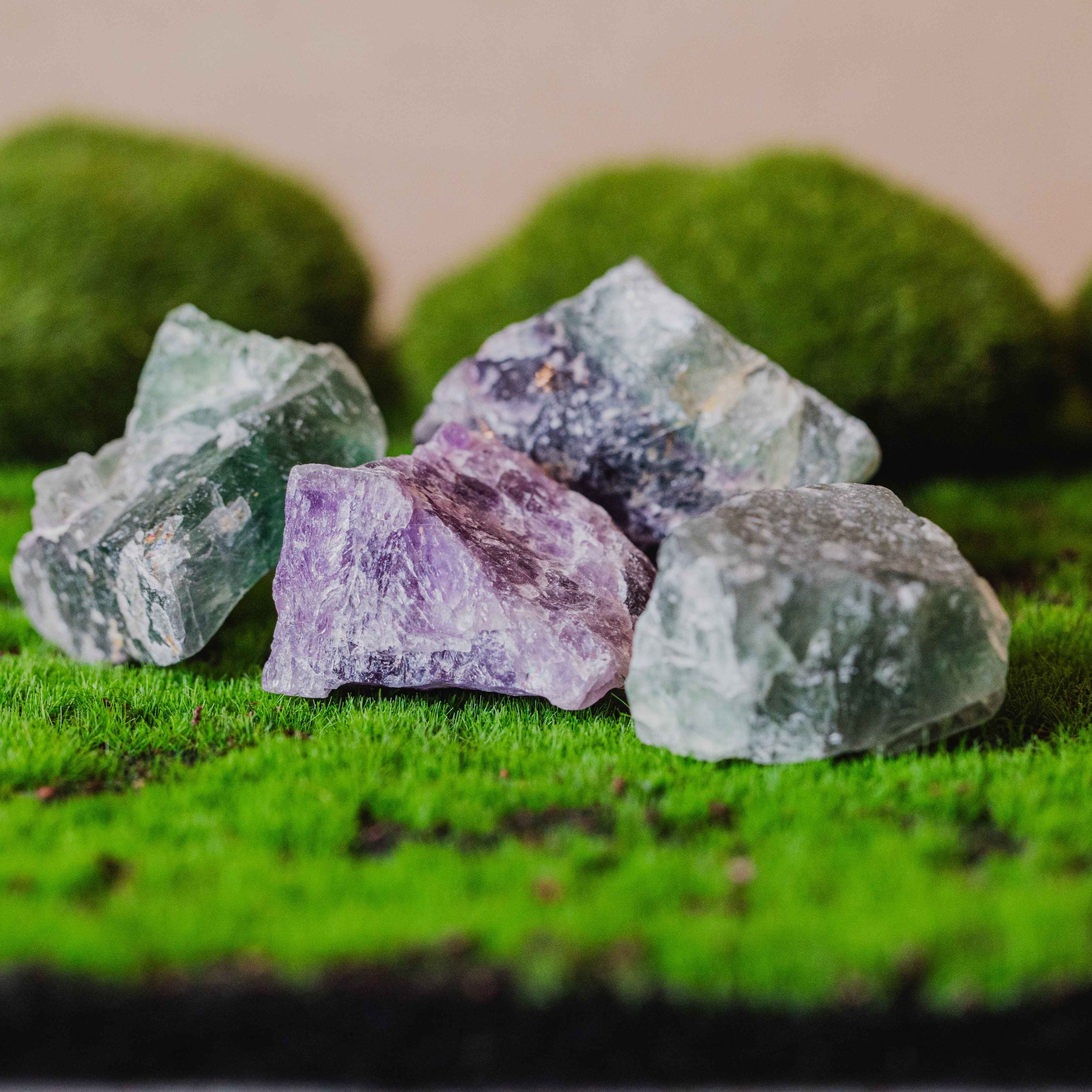 Fluorita en bruto, sin tratar. Tamaño: de unos 8 a 15mm, el tamaño puede variar según el mineral. Las piezas que se entregarán son similares a las de la fotografía.\nPrecio por unidad
