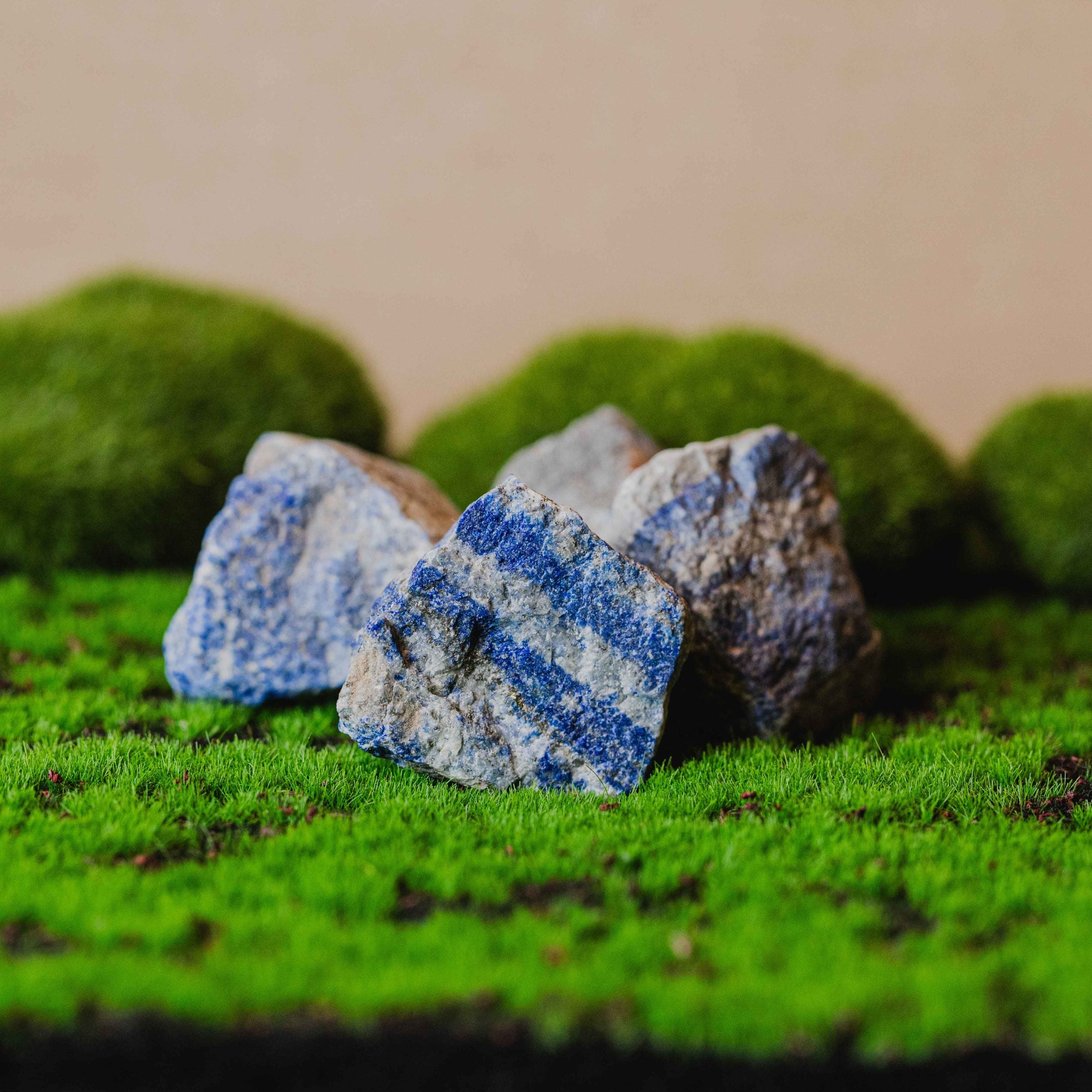 Lapislázuli en bruto, sin tratar. Tamaño: de unos 8 a 15mm, el tamaño puede variar según el mineral. Las piezas que se entregarán son similares a las de la fotografía.\n\nPrecio por unidad