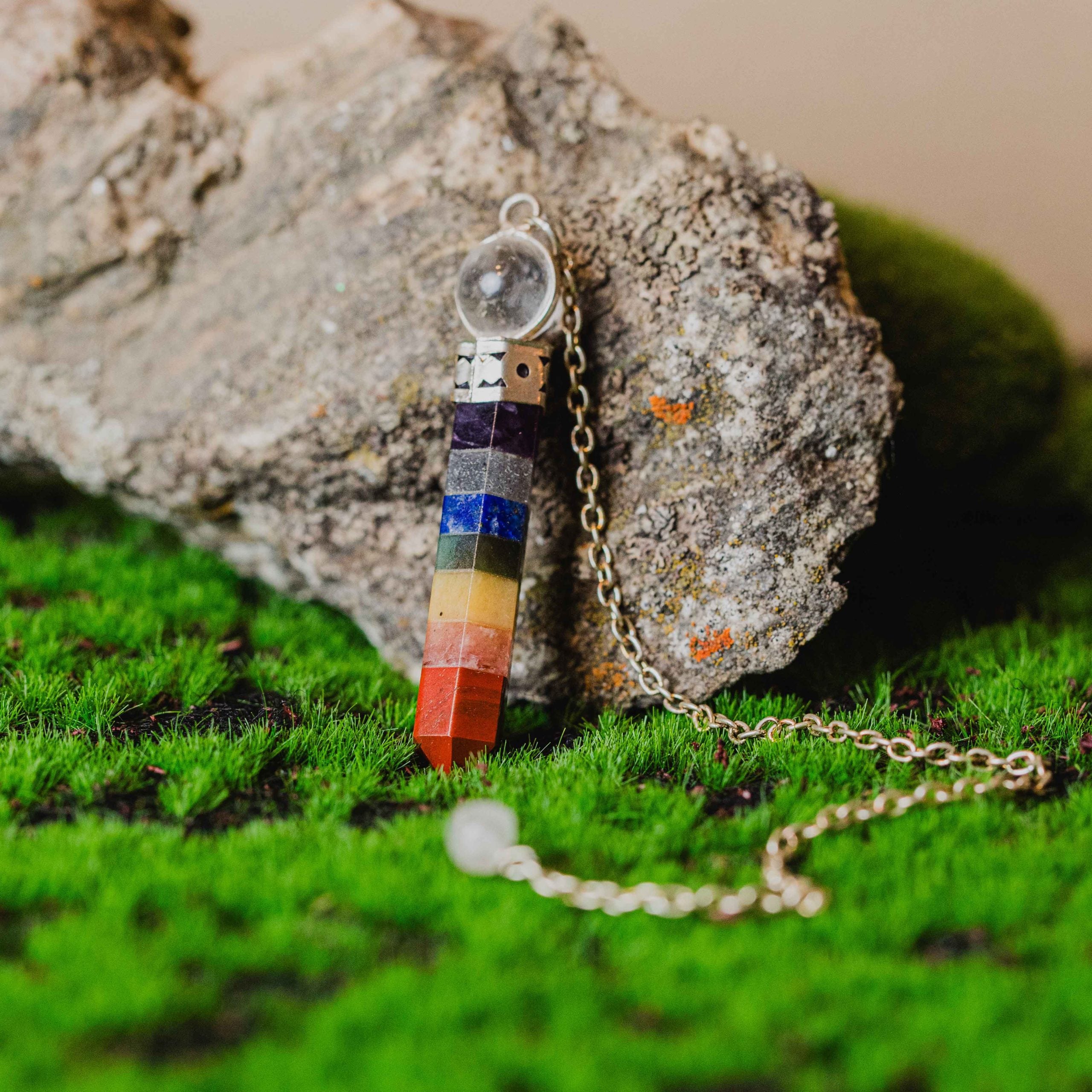 El péndulo 7 chakras punta es ideal para tratamientos de chakras, con cadena. Las piezas que se entregan son similares a las de la fotografía. Tamaño: de 4 a 6 cm.