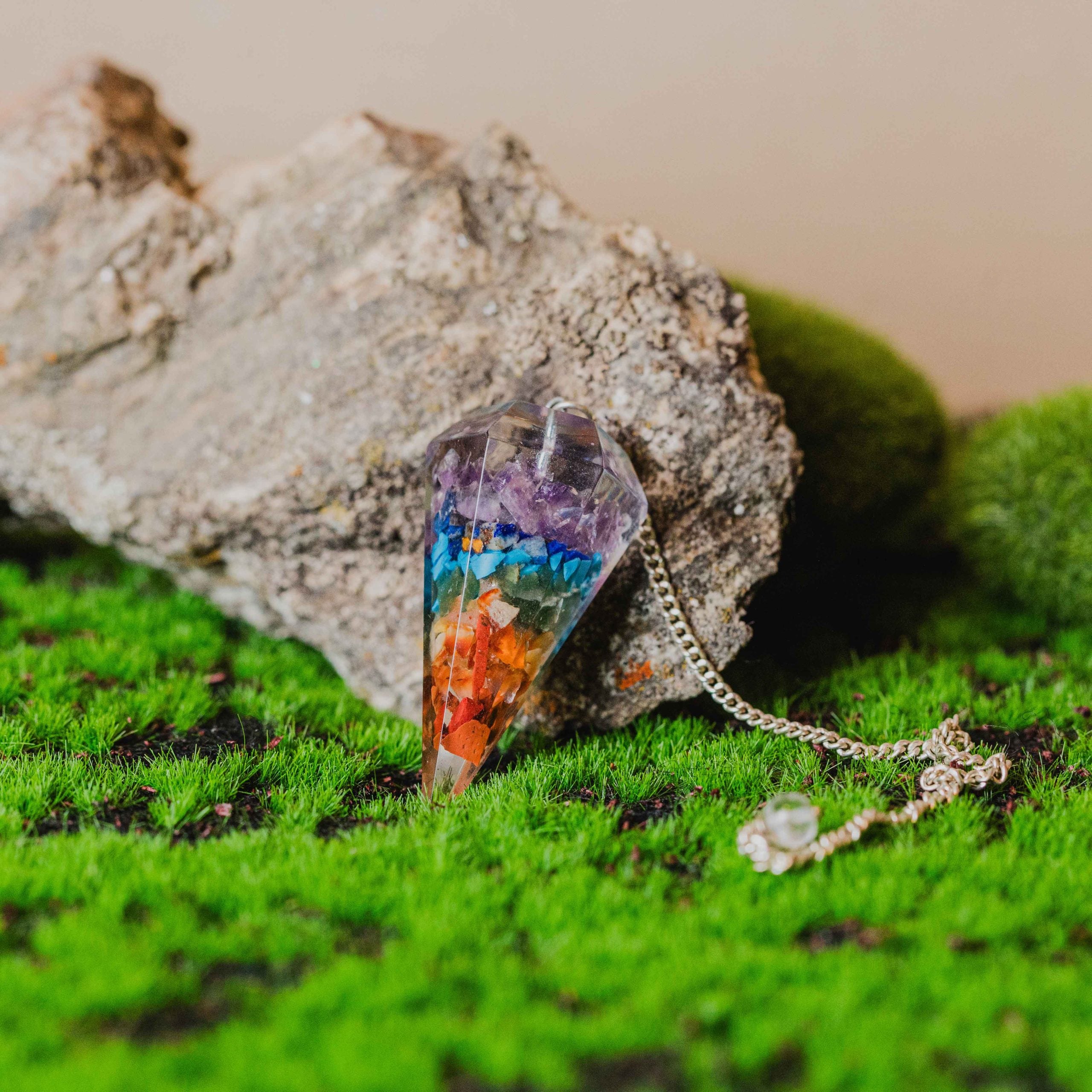 El péndulo hexagonal 7 chakras con orgonita es con cadena. Las piezas que se entregan son similares a las de la fotografía. Tamaño: de 4 a 6 cm.