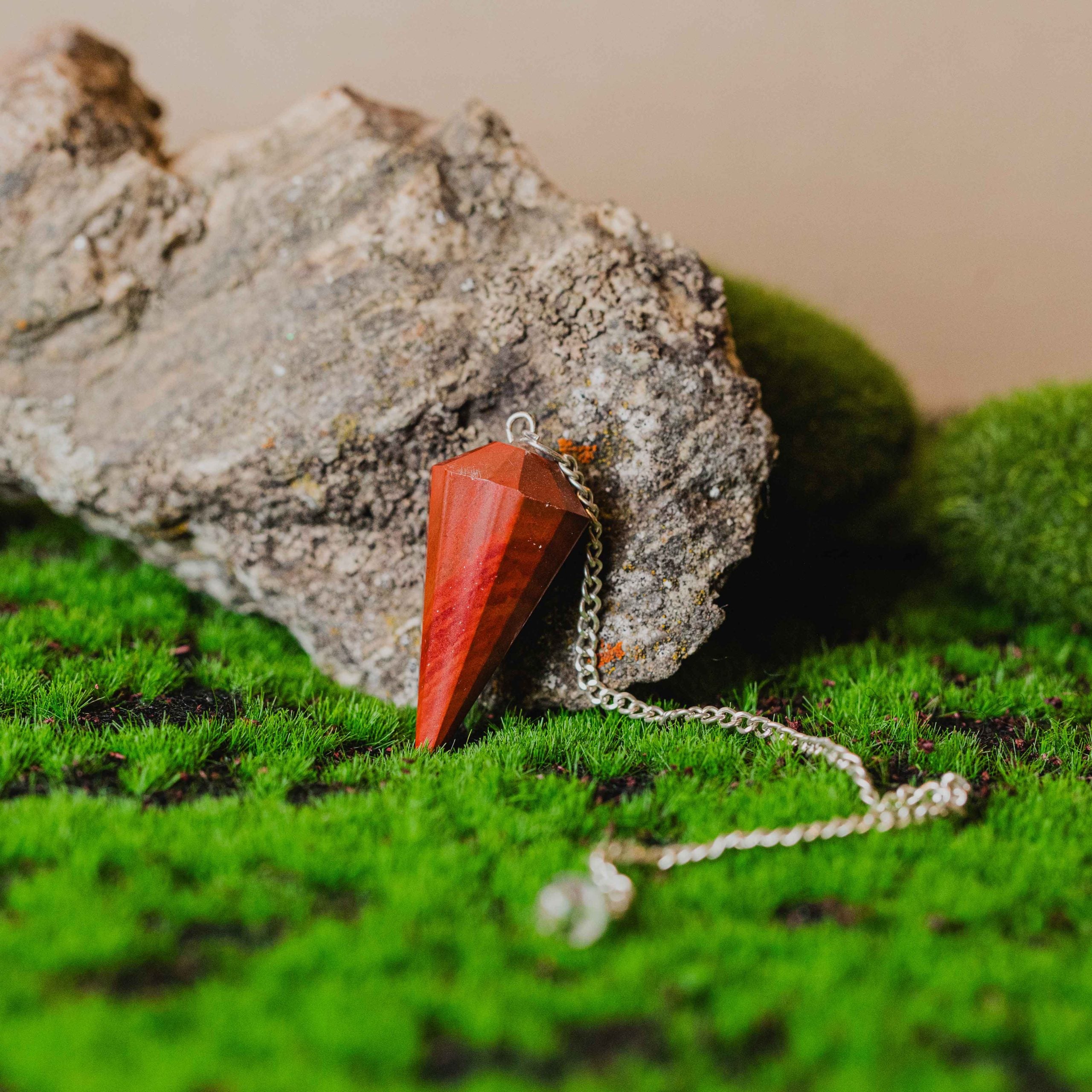 El péndulo hexagonal jaspe rojo es con cadena. Las piezas que se entregan son similares a las de la fotografía. Tamaño: de 4 a 6 cm.