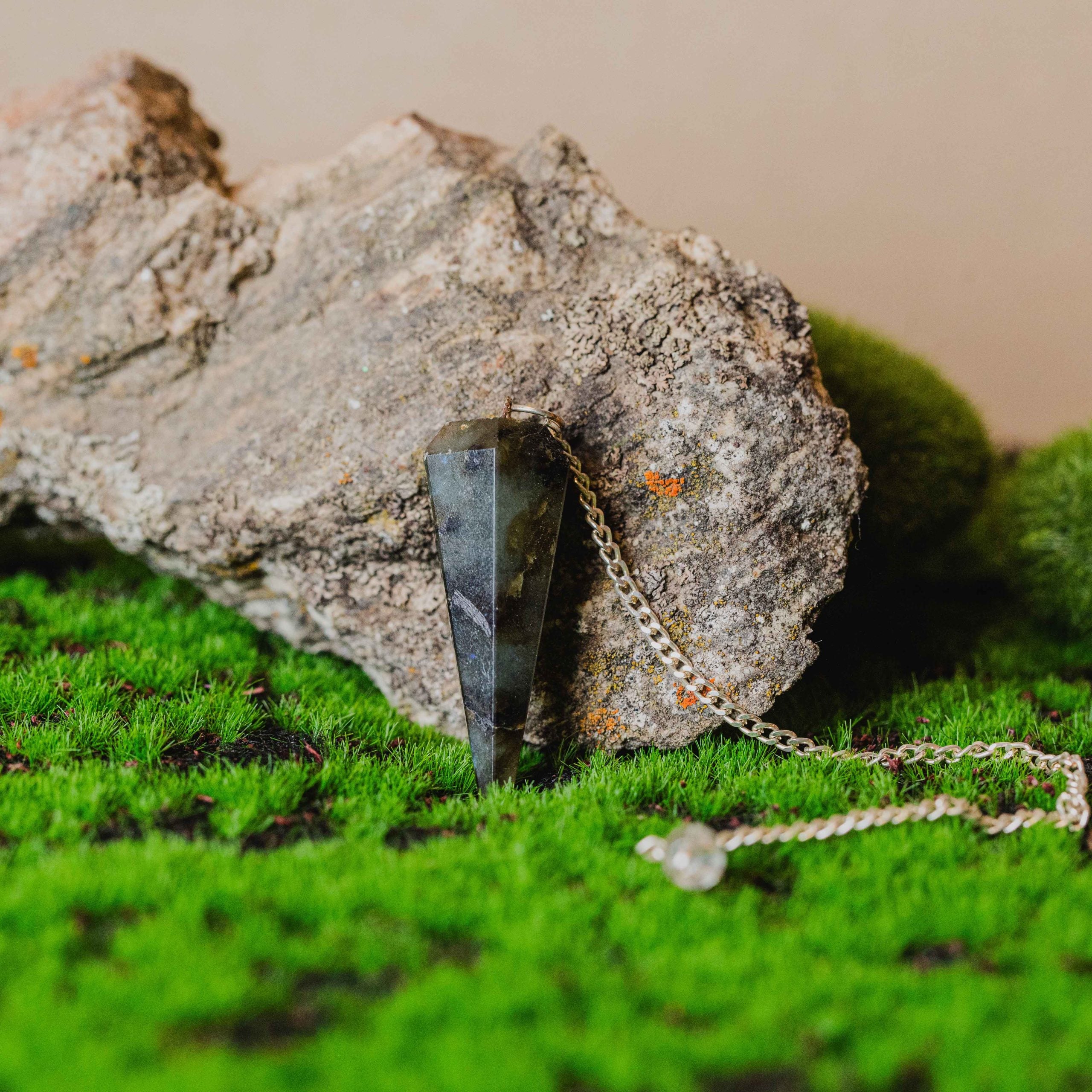 El péndulo hexagonal labradorita es con cadena. Las piezas que se entregan son similares a las de la fotografía. Tamaño: de 4 a 6 cm.