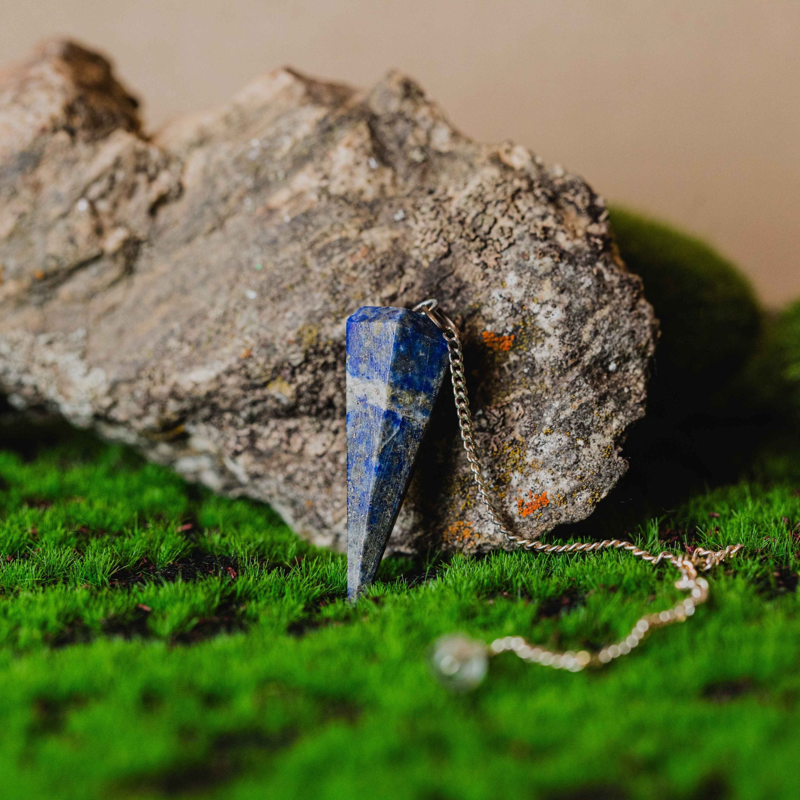 El péndulo hexagonal lapislázuli es con cadena. Las piezas que se entregan son similares a las de la fotografía. Tamaño: de 4 a 6 cm.