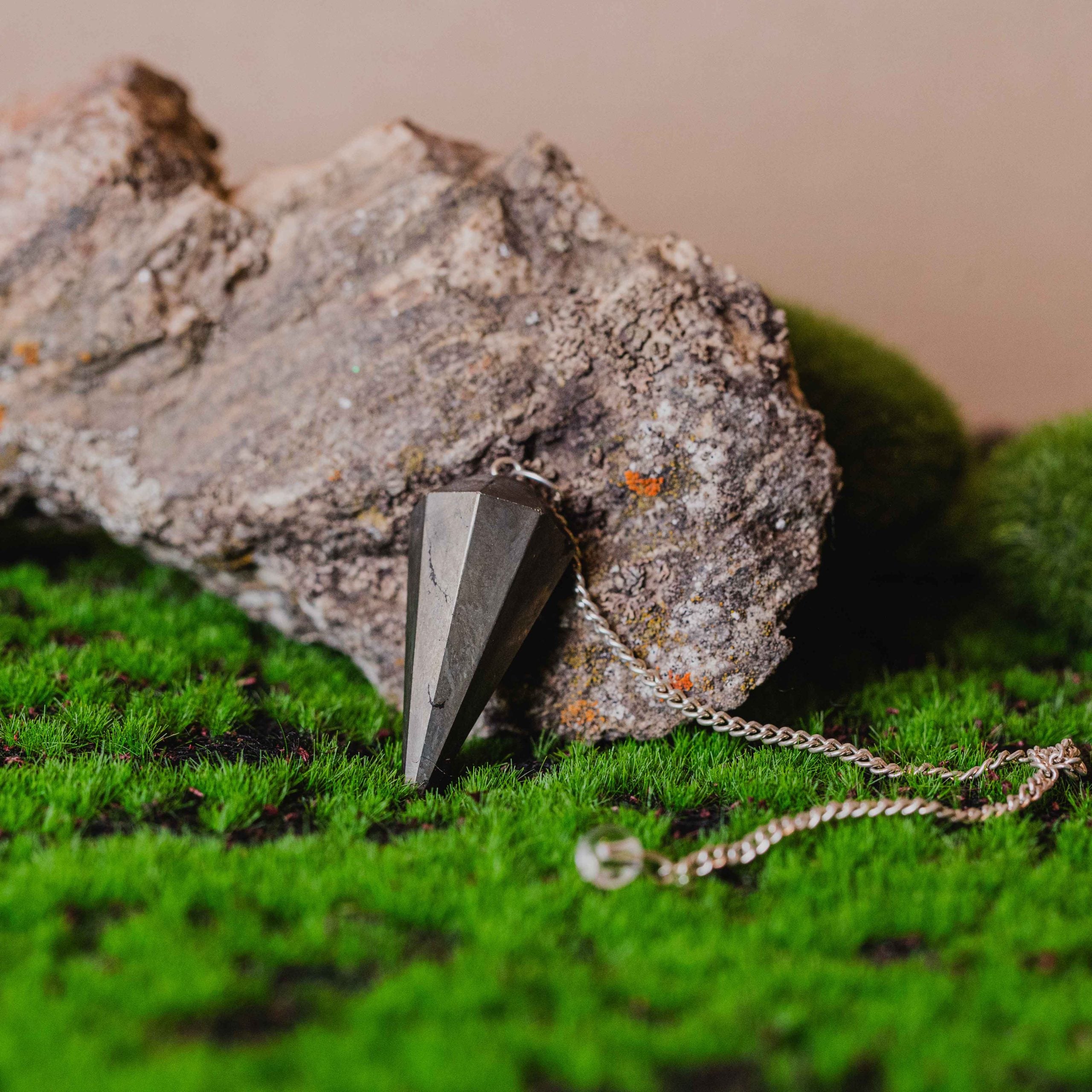 El péndulo hexagonal pirita es con cadena. Las piezas que se entregan son similares a las de la fotografía. Tamaño: de 4 a 6 cm.