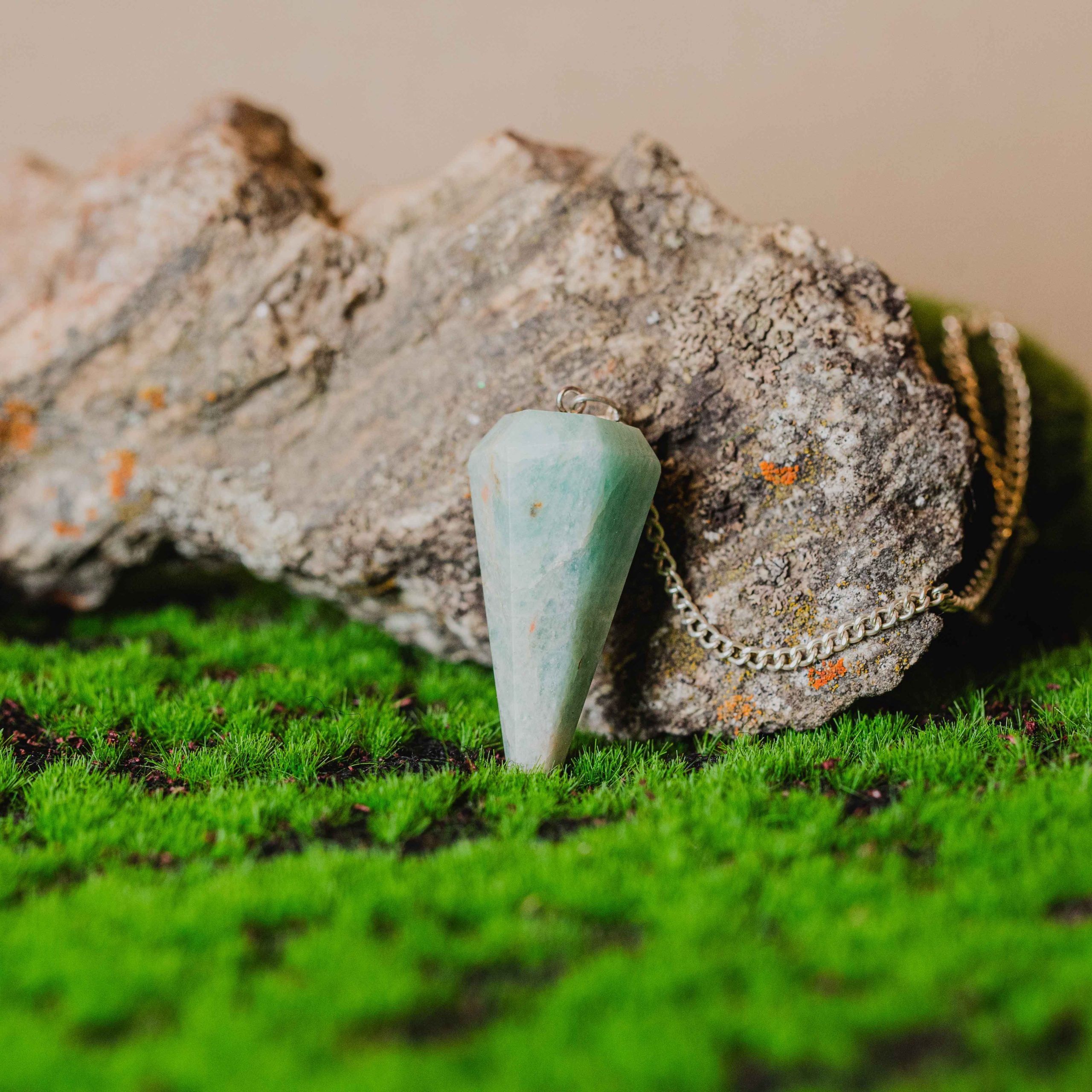 El péndulo hexágono amazonita es con cadena. Las piezas que se entregan son similares a las de la fotografía. Tamaño: de 4 a 6 cm.