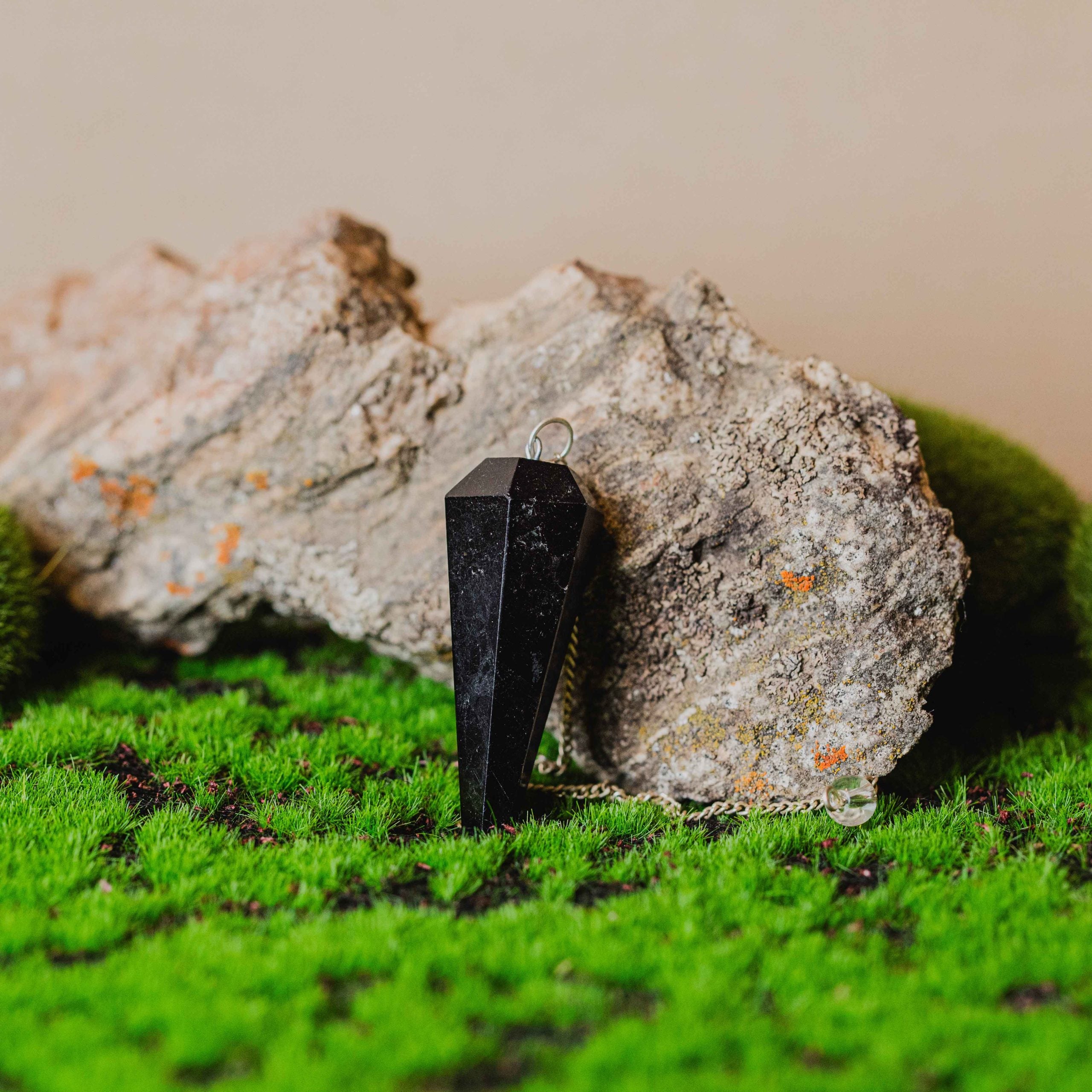 El péndulo hexágono turmalina negra es con cadena. Las piezas que se entregan son similares a las de la fotografía. Tamaño: de 4 a 6 cm.