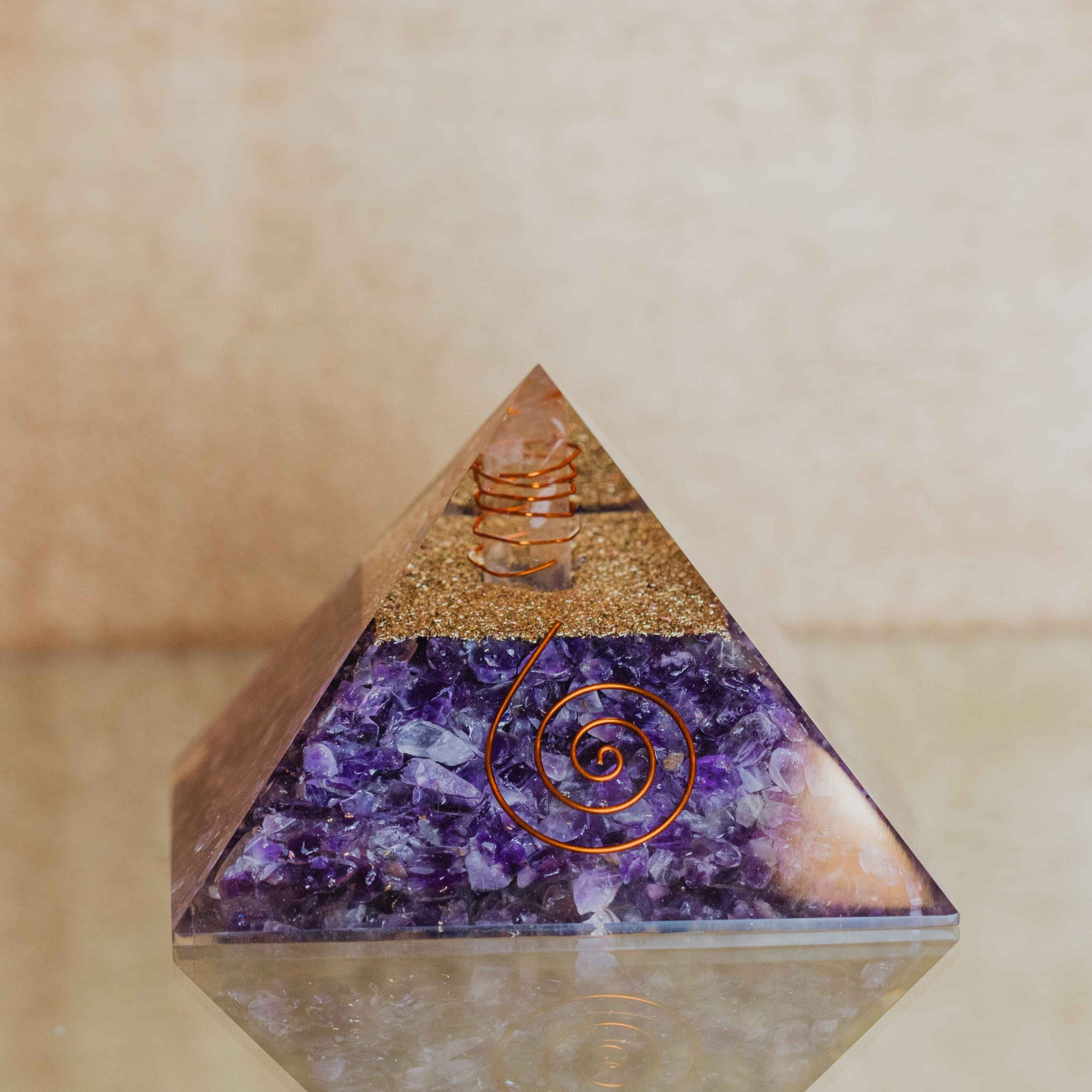 La amatista conocida como una piedra transmutadora, es decir, transforma la energía negativa del espacio, del cuerpo y de la mente.\nTamaño 9x9 cm.
