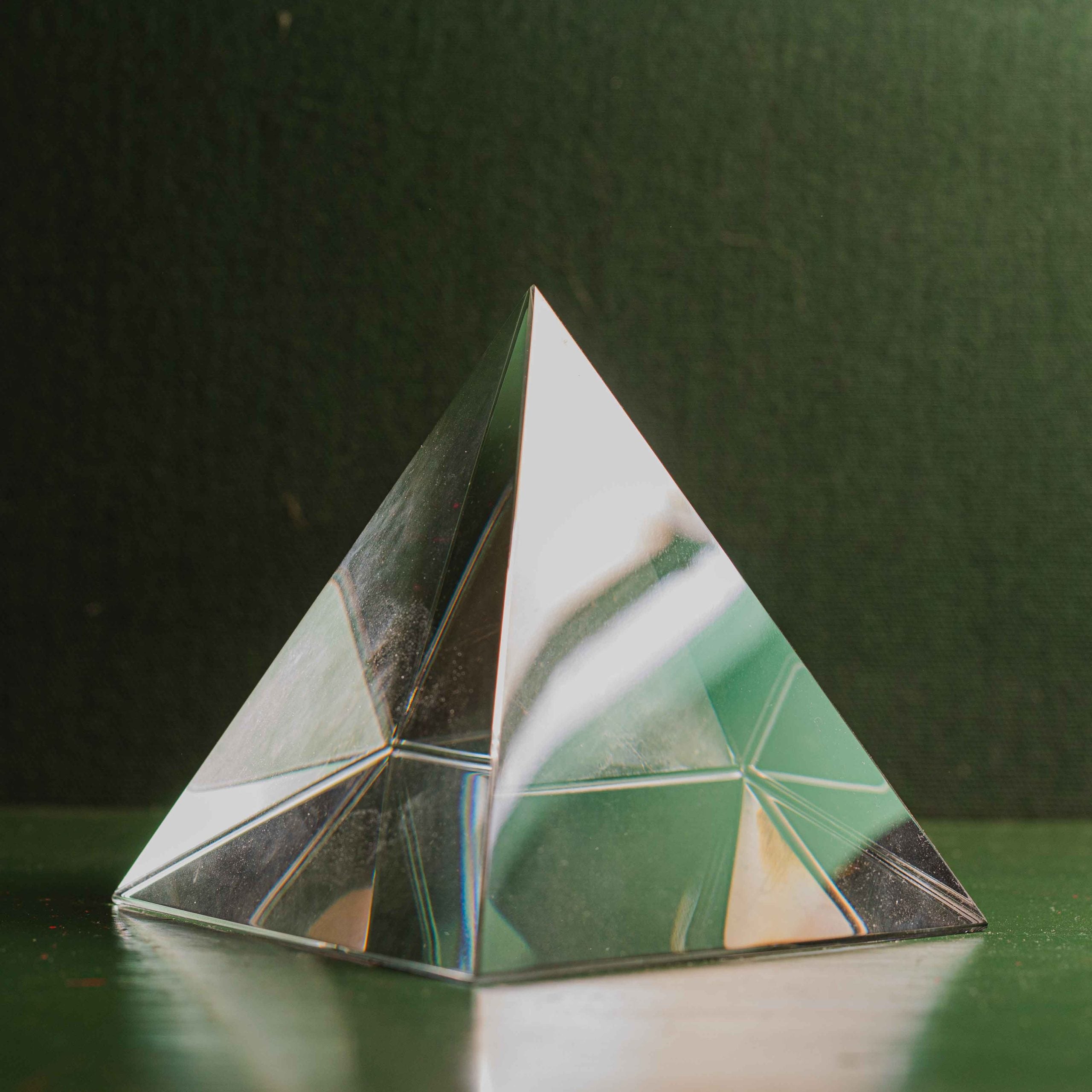 Las pirámides de cristal tienen la capacidad de almacenar la energía de un modo mágico y secreto. También ayuda a elevar tu vibración y aumentar tu energía espiritual.