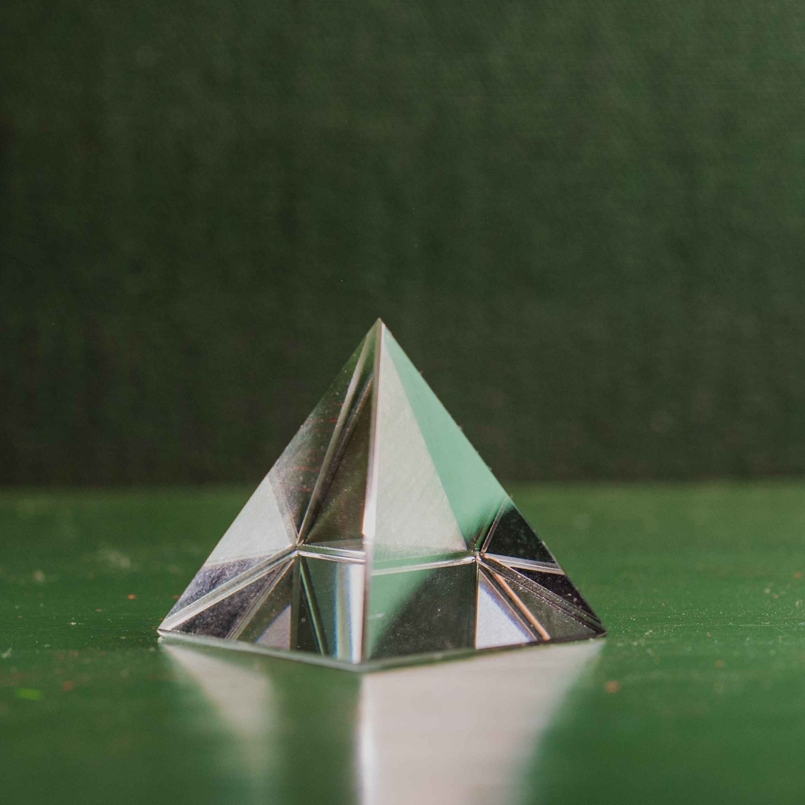 Las pirámides de cristal tienen la capacidad de almacenar la energía de un modo mágico y secreto. También ayuda a elevar tu vibración y aumentar tu energía espiritual.